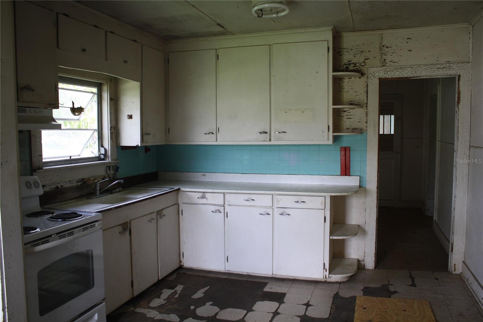 702 W Olympia Ave, Punta Gorda, FL 33950 — photo 11 of 30