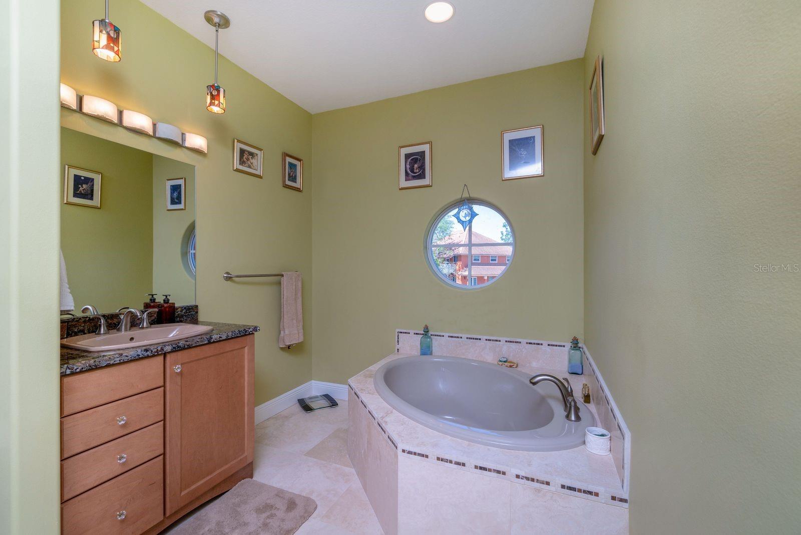 Junior suite up bath with garden tub