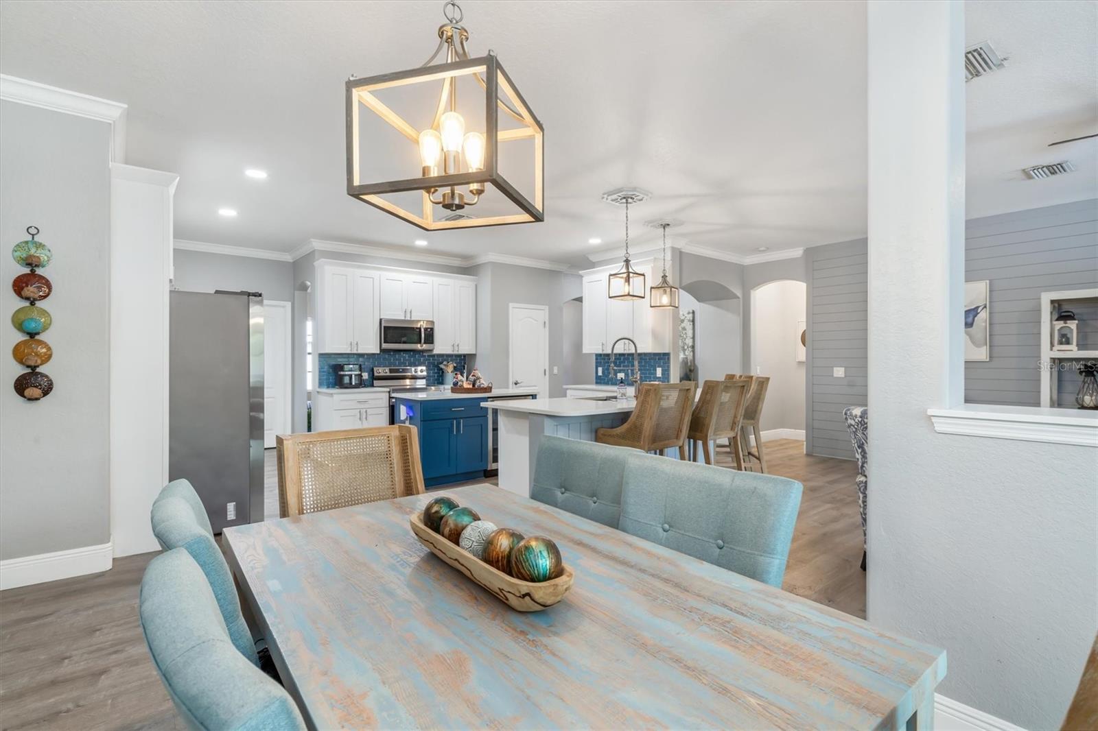 Dinette is perfect for everyday dining and for entertaining.