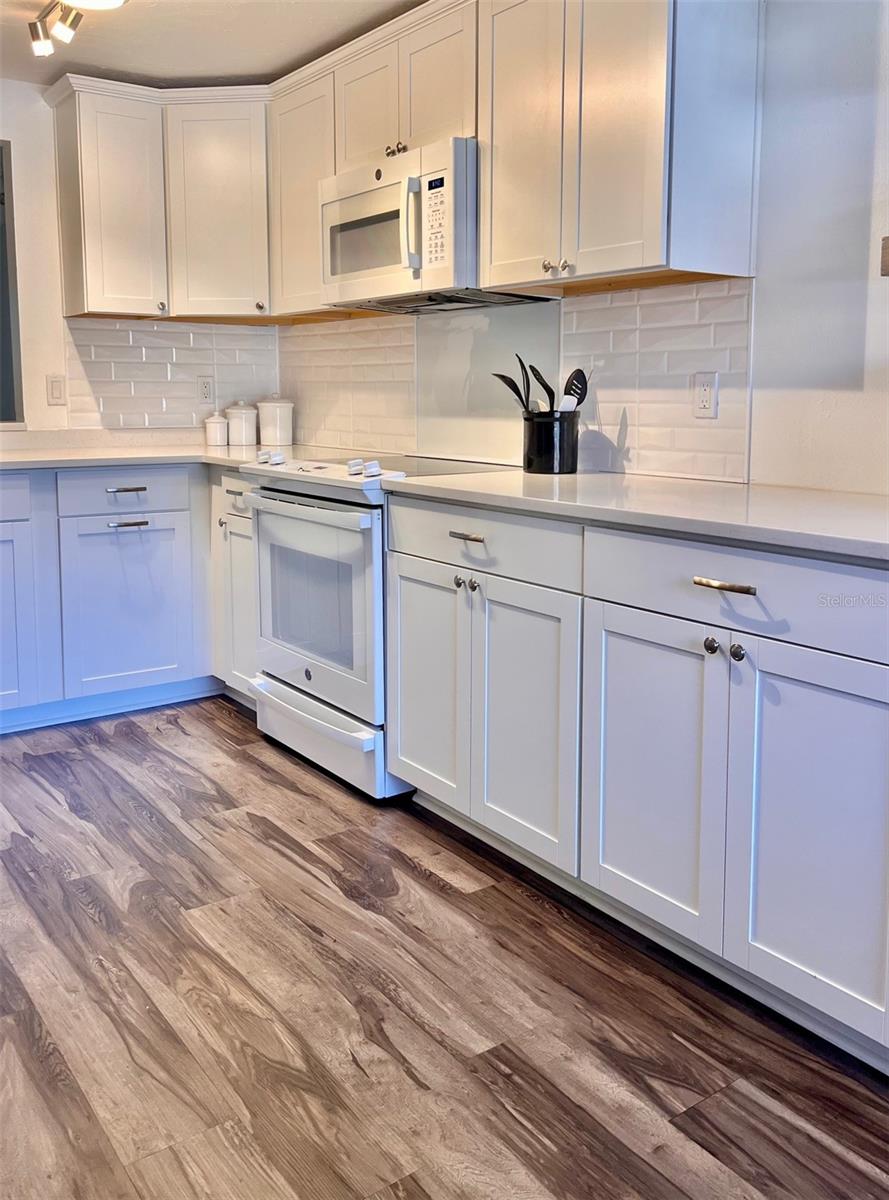 984 Sunridge Dr #J3, Sarasota, FL 34234 — photo 3 of 31