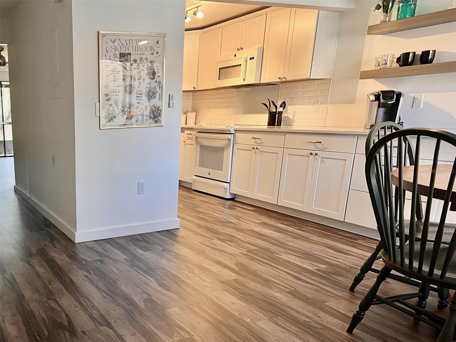 984 Sunridge Dr #J3, Sarasota, FL 34234 — photo 4 of 31