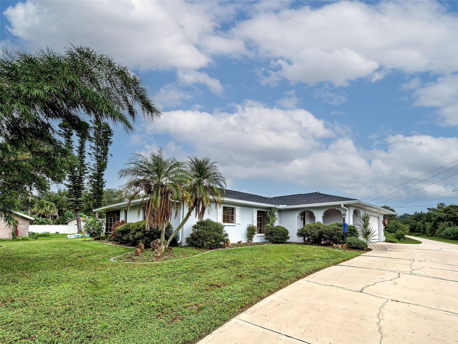 Extended Driveway, plenty of space for boat parking!
