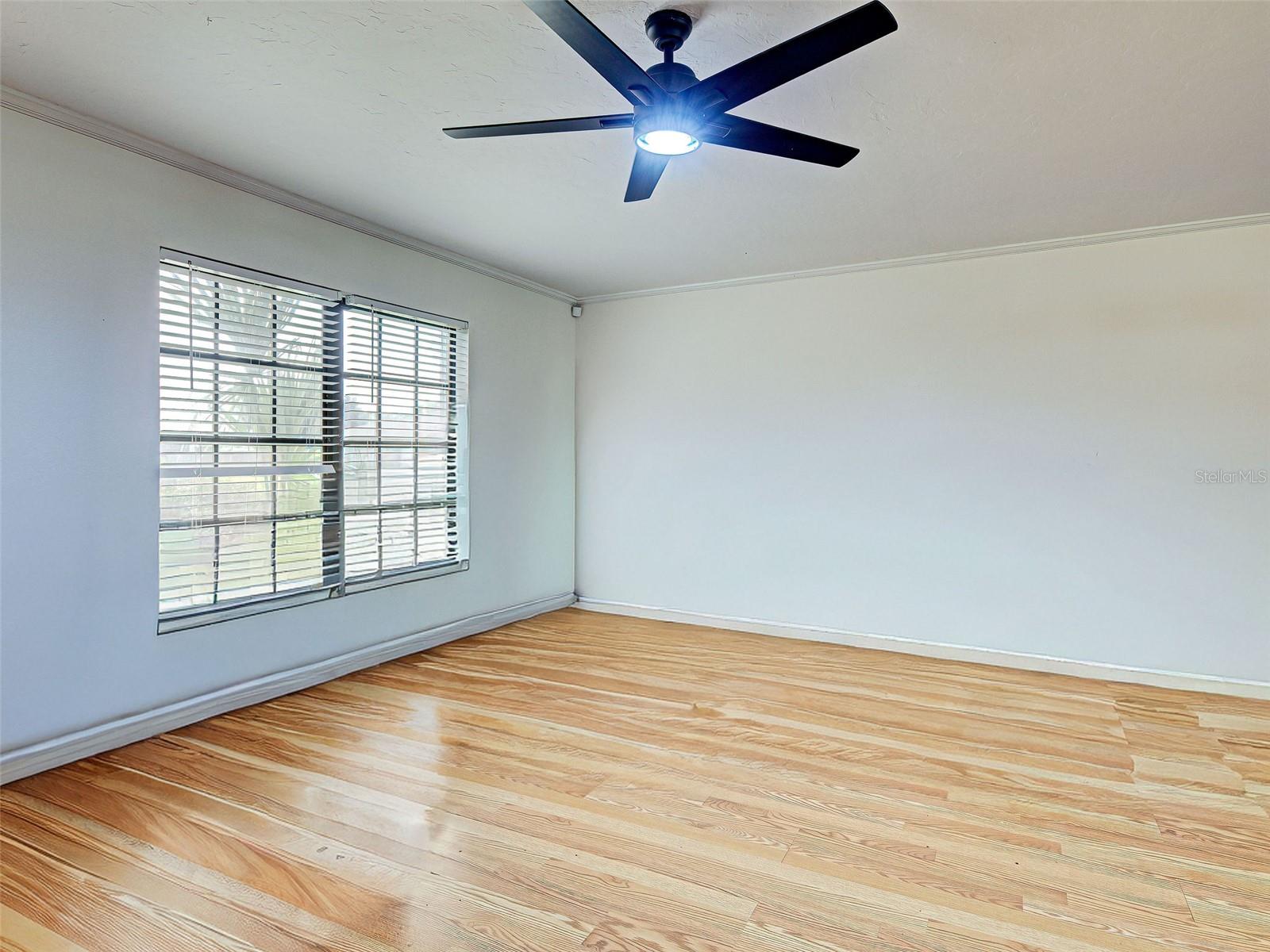 Spacious livingroom.
