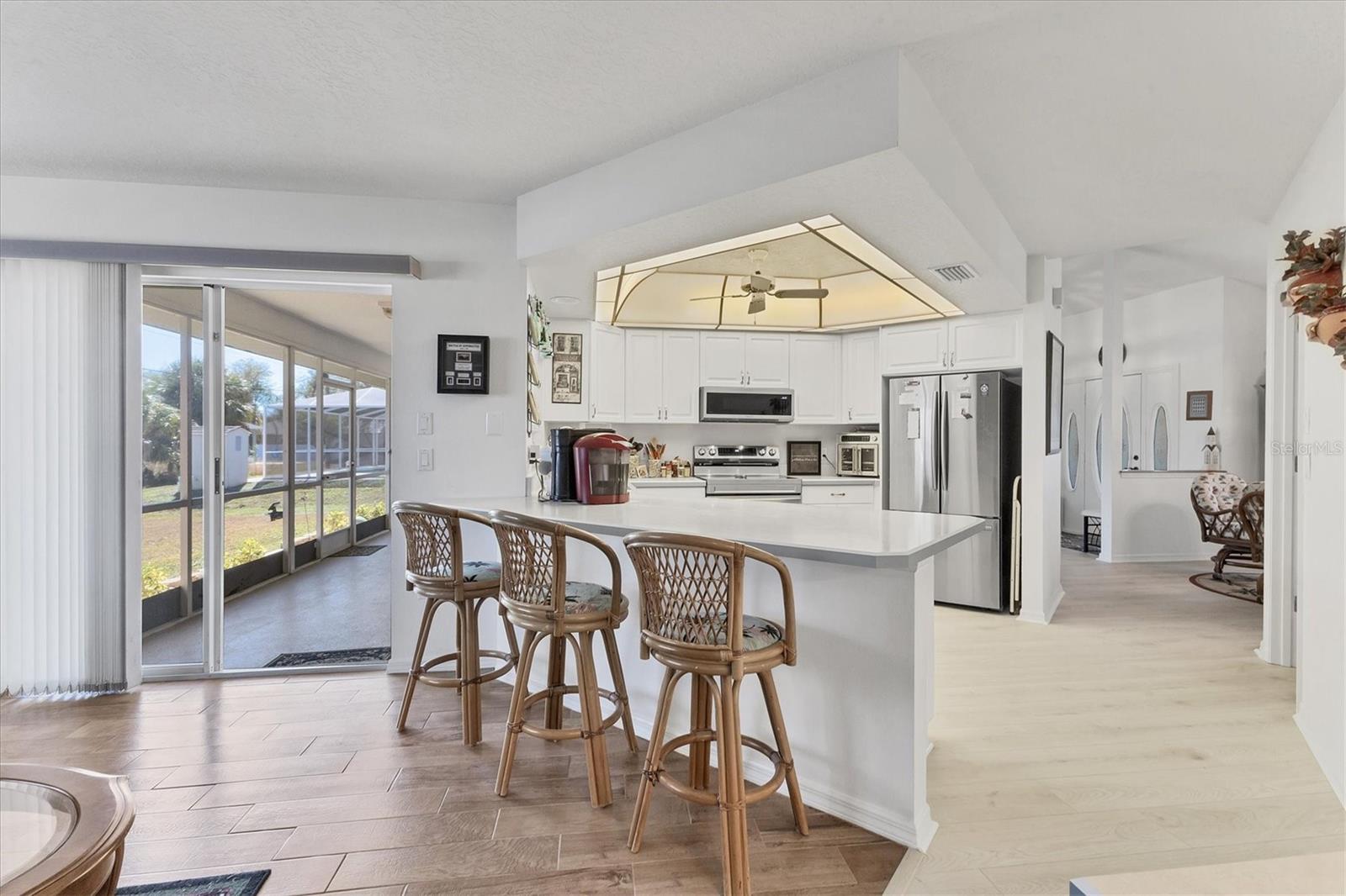 Breakfast bar, kitchen