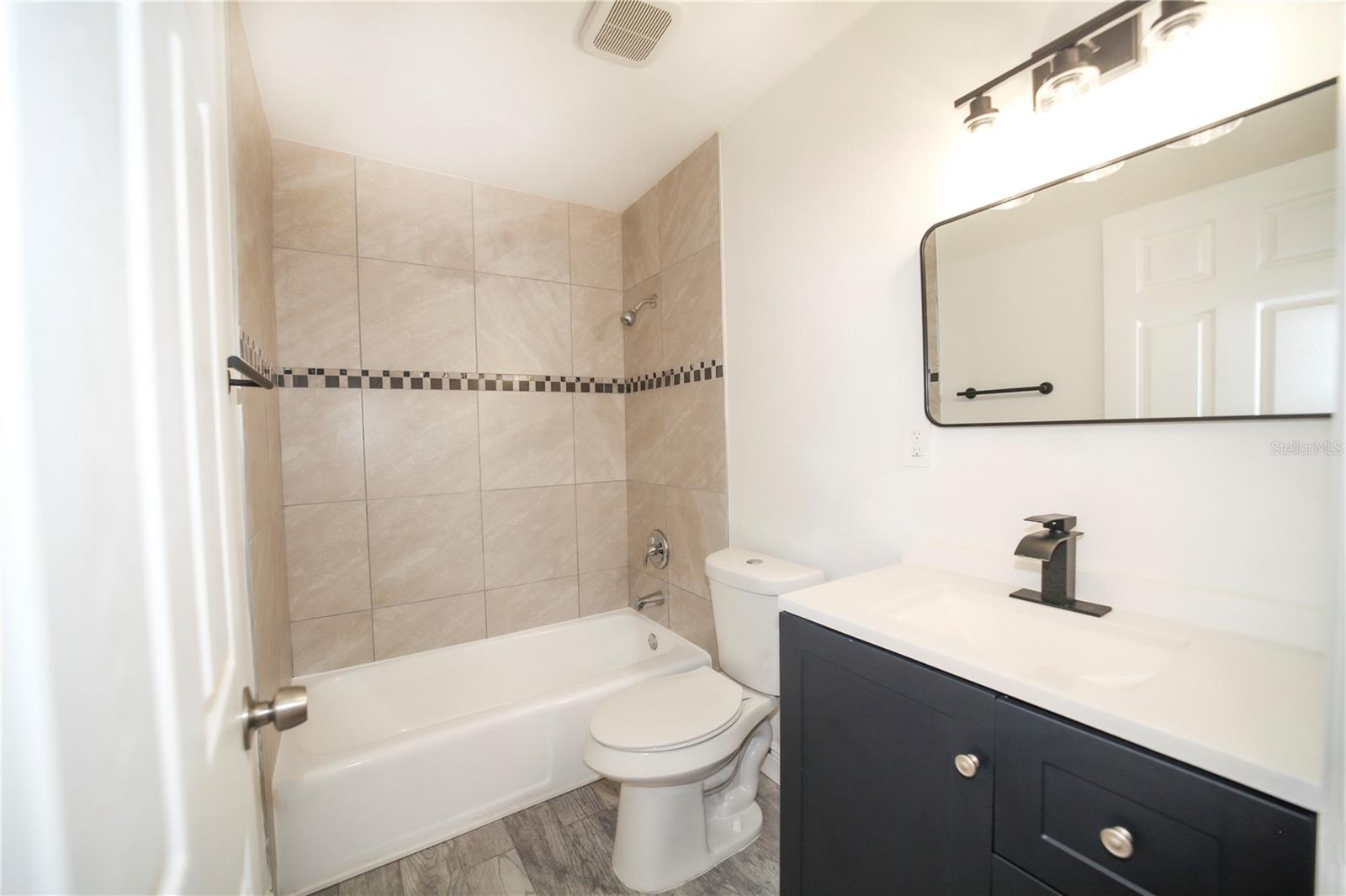 Upstairs Full bathroom