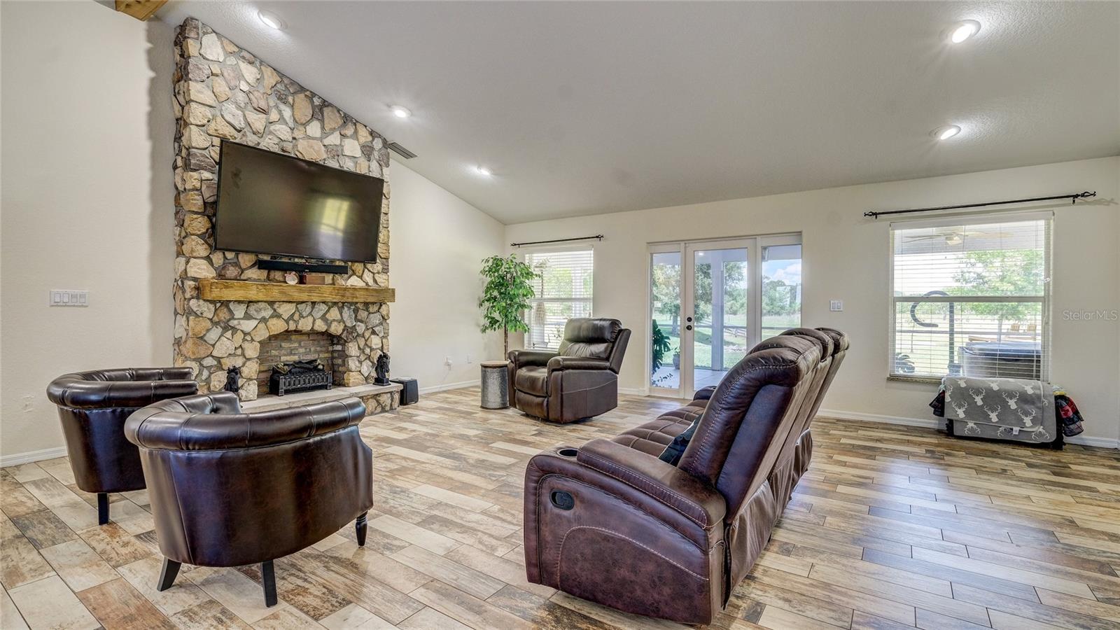 560 Oakford Rd, Sarasota, FL 34240 — photo 14 of 50