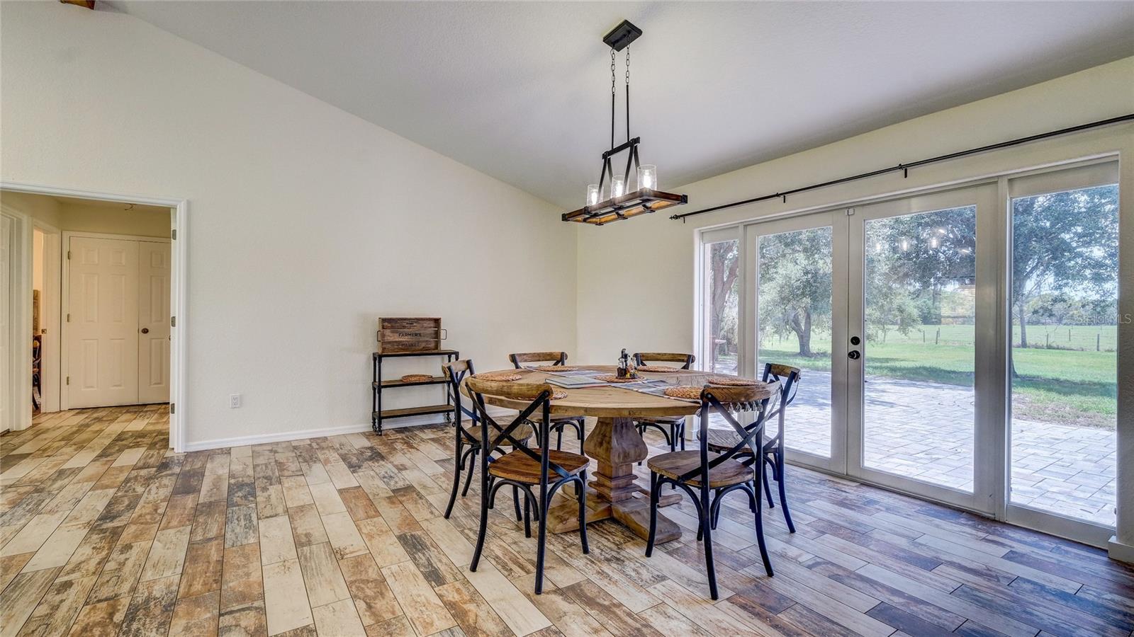 560 Oakford Rd, Sarasota, FL 34240 — photo 15 of 50