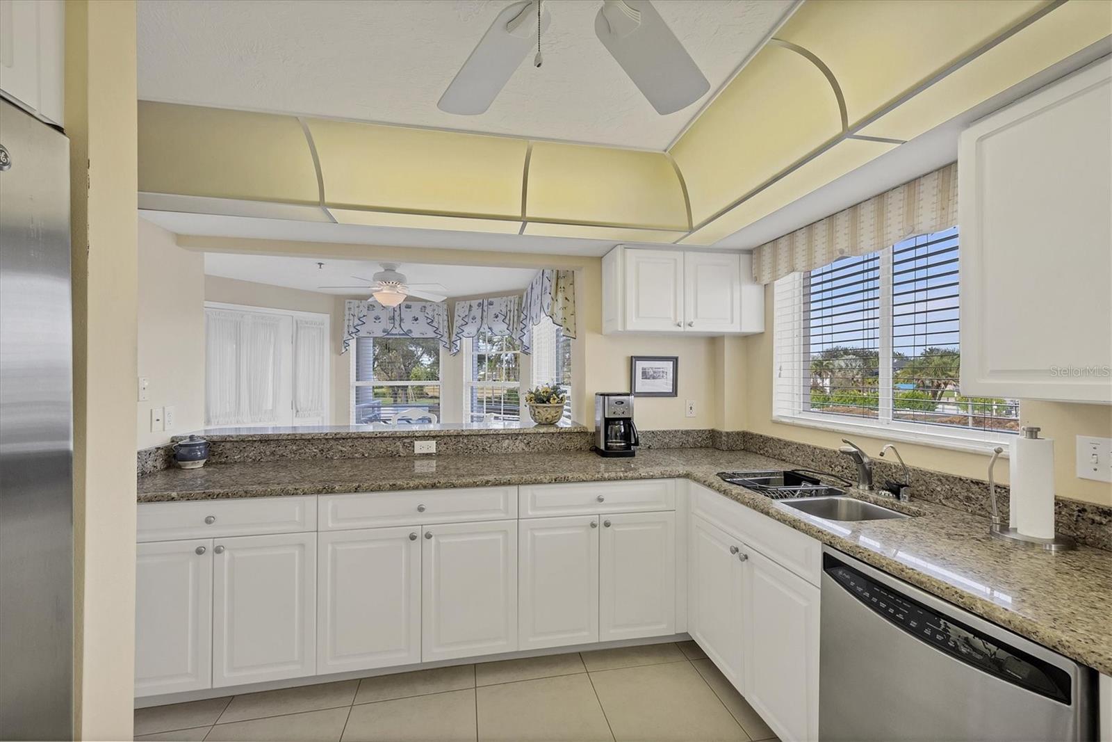Kitchen with breakfast counter