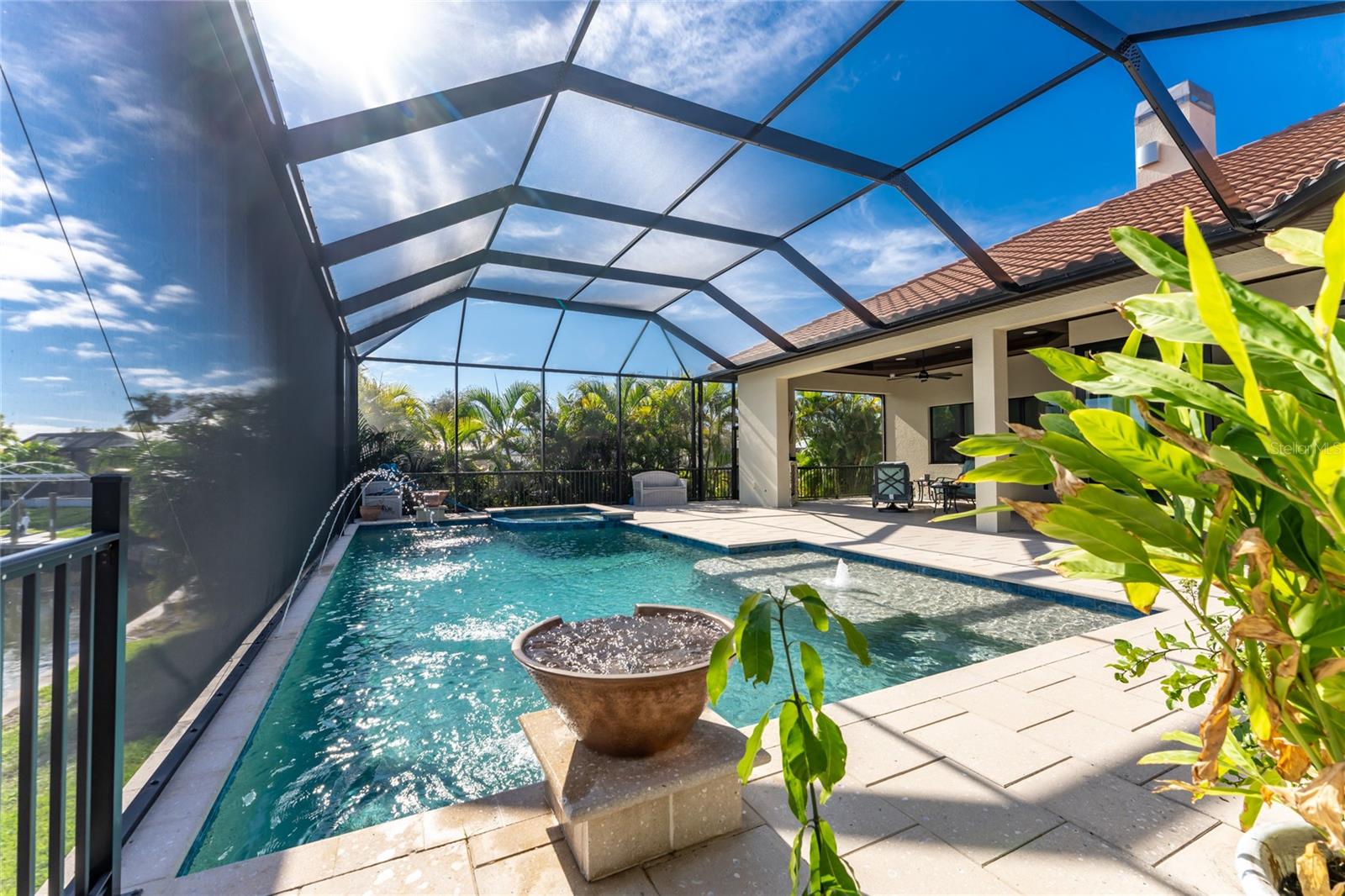 Large Pool with dual weather features