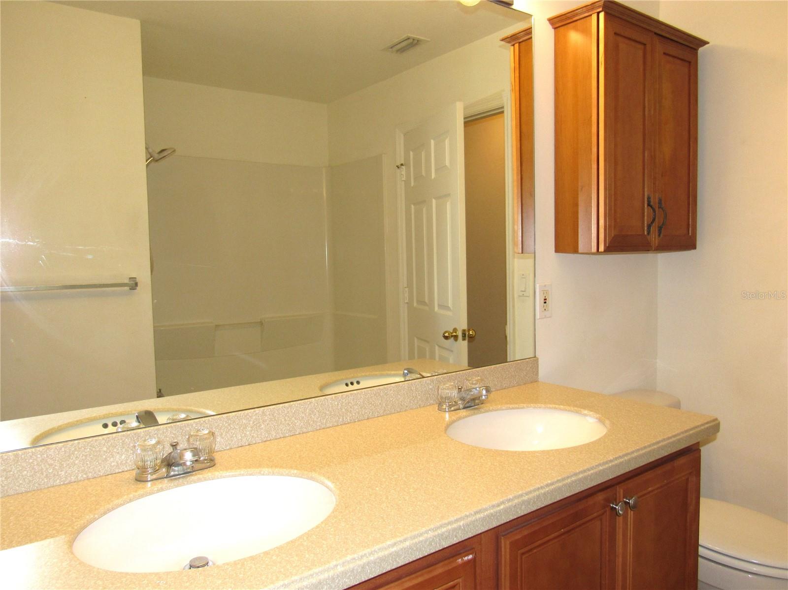 Guest Jack 'n Jill Bath