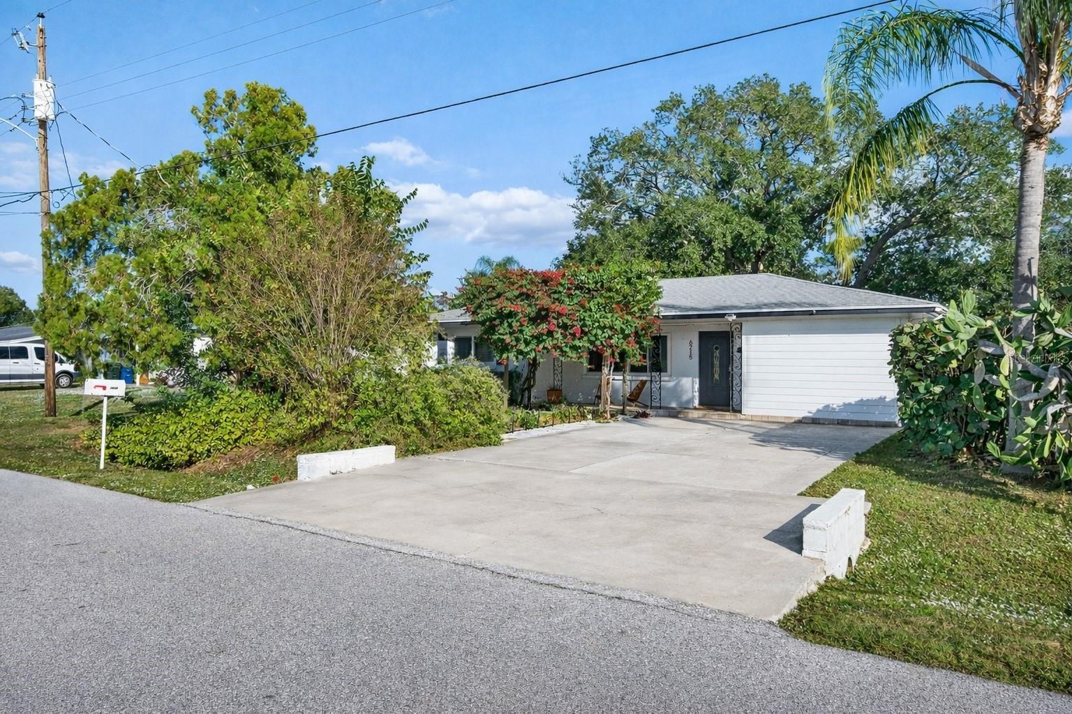 6215 Rodgers Ave, Sarasota, FL 34231 — photo 2 of 64