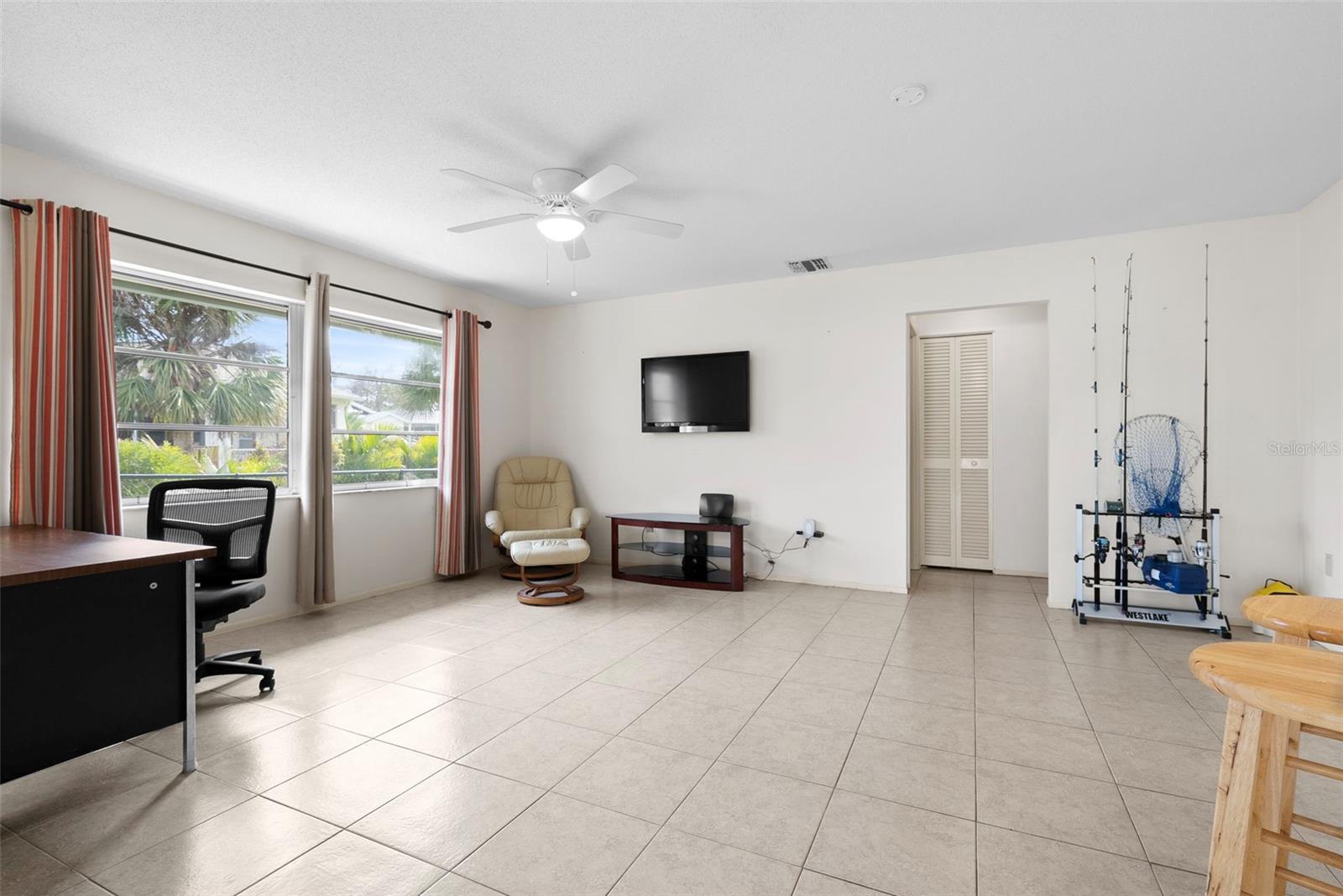 Second living room area