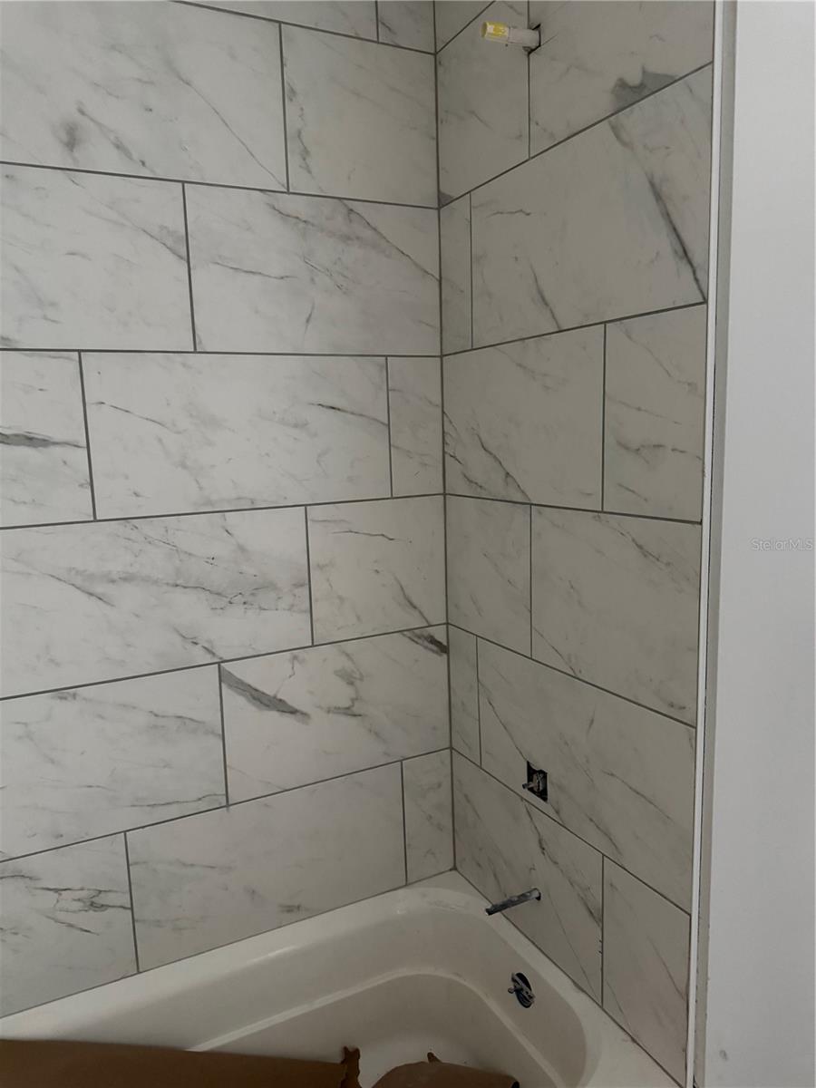 Bathroom 2 tub