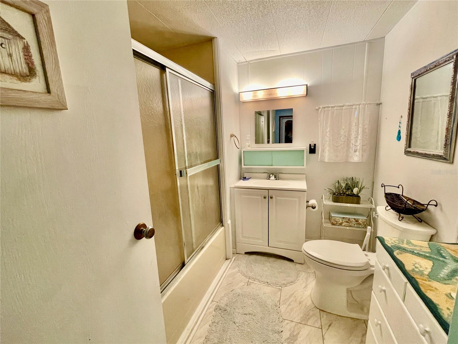 Guest Bathroom with tub/shower