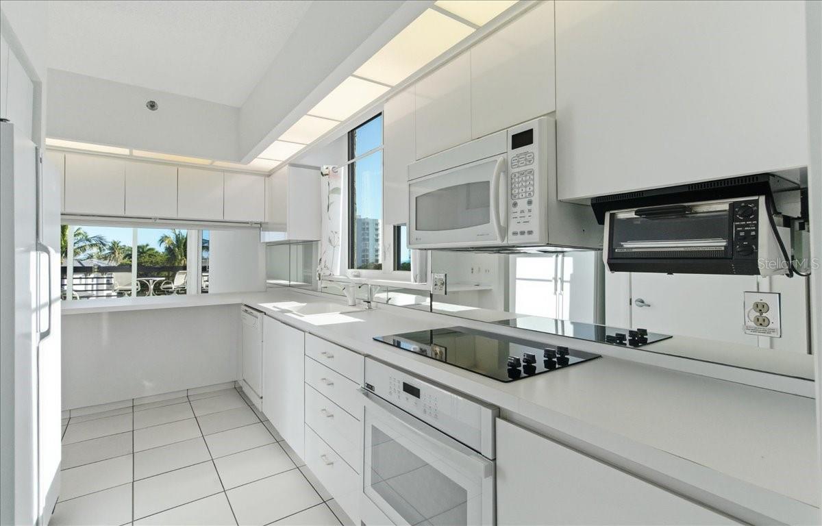 1065 Gulf of Mexico Dr #305, Longboat Key, FL 34228 — photo 21 of 52