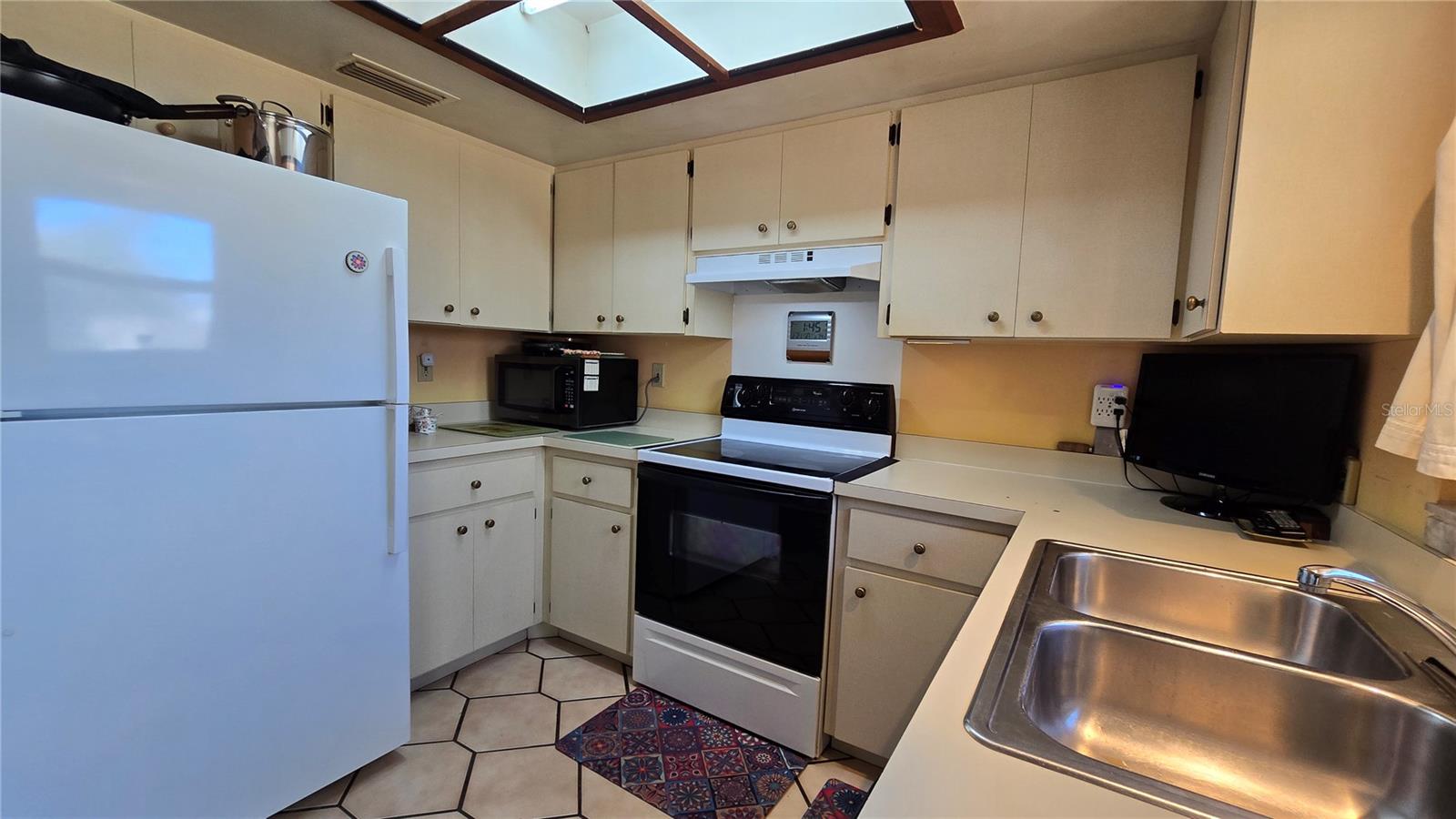 4628 Ashberry Dr, Sarasota, FL 34234 — photo 5 of 14