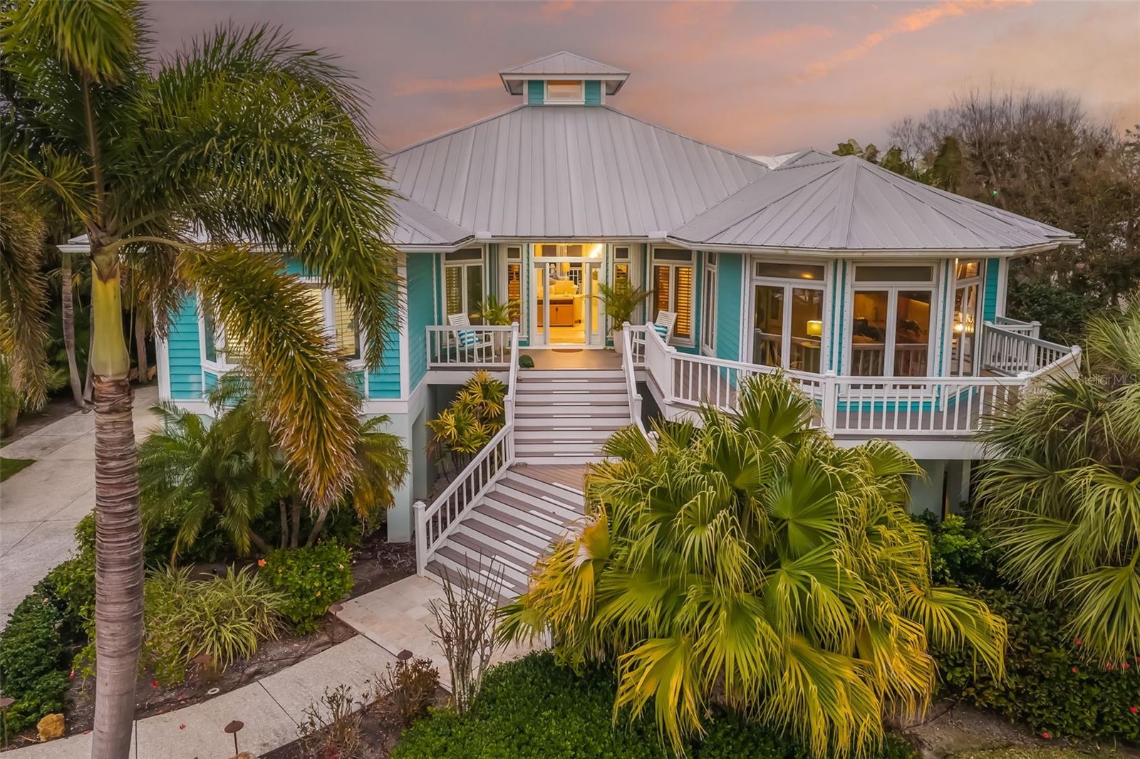 746 Eagle Point Dr, Venice, FL 34285 — photo 1 of 61