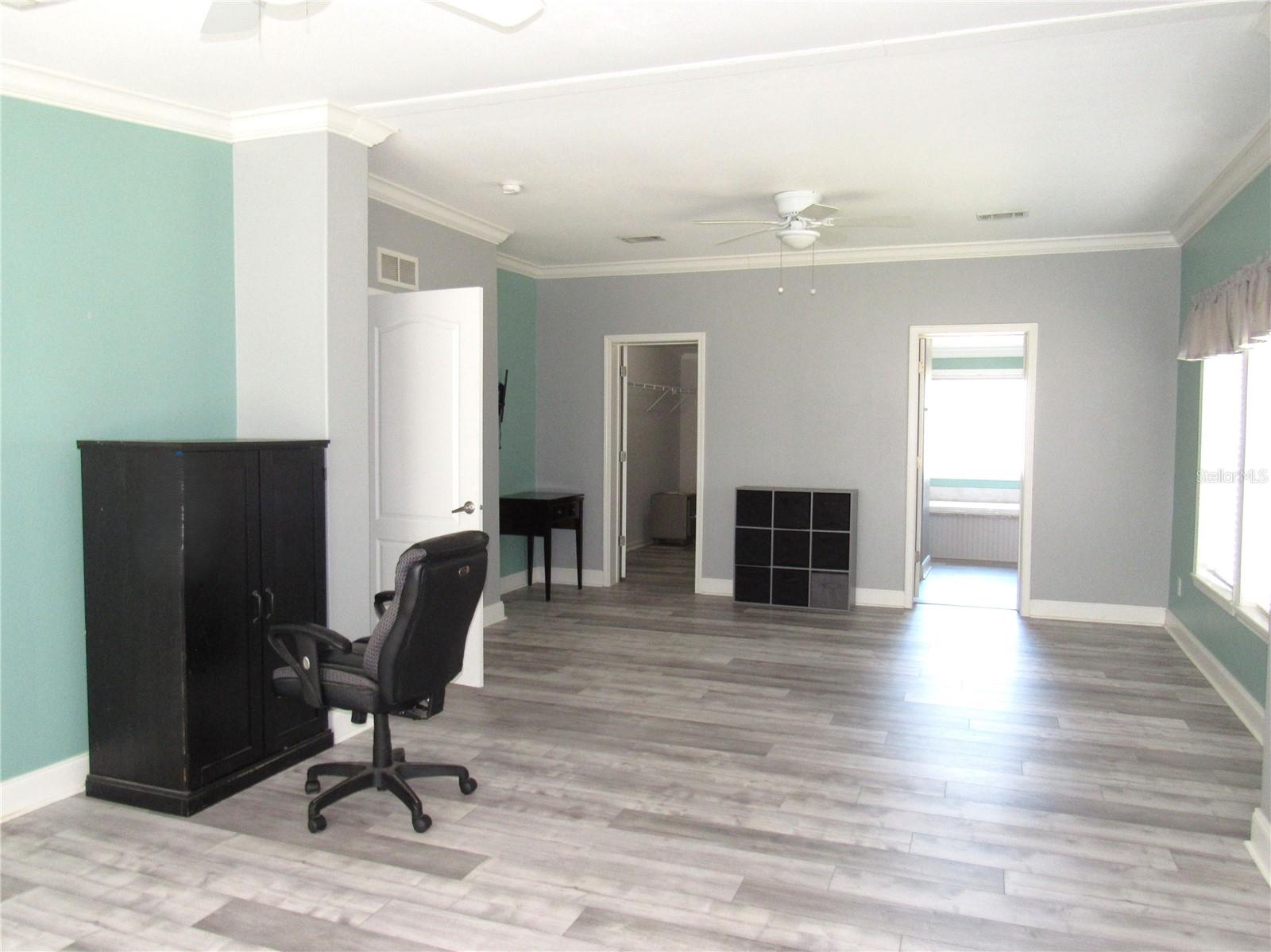 Huge Primary Ensuite Bedroom 26' x 16'