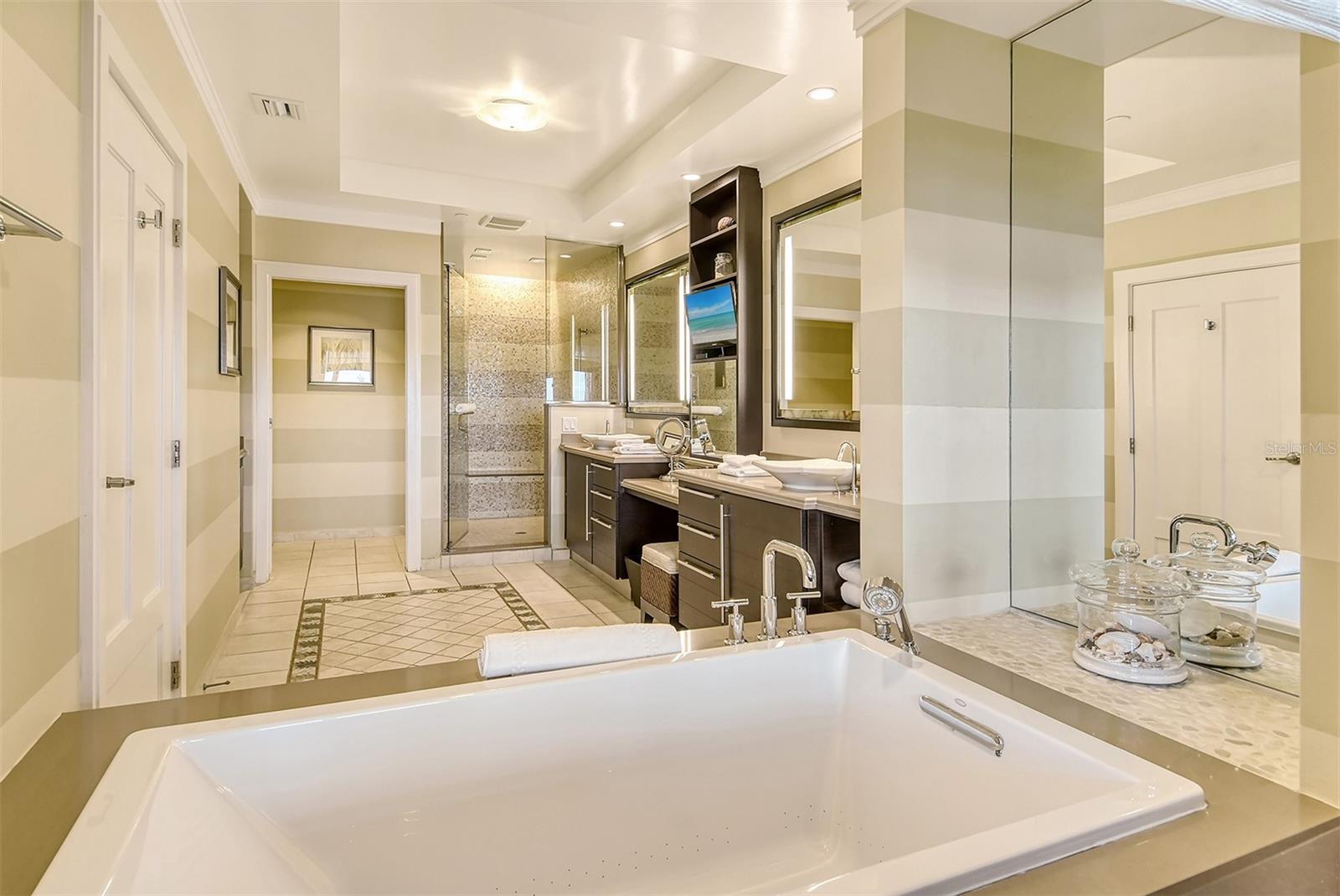 915 Seaside Dr #504, Weeks 6-7, Sarasota, FL 34242 — photo 22 of 52