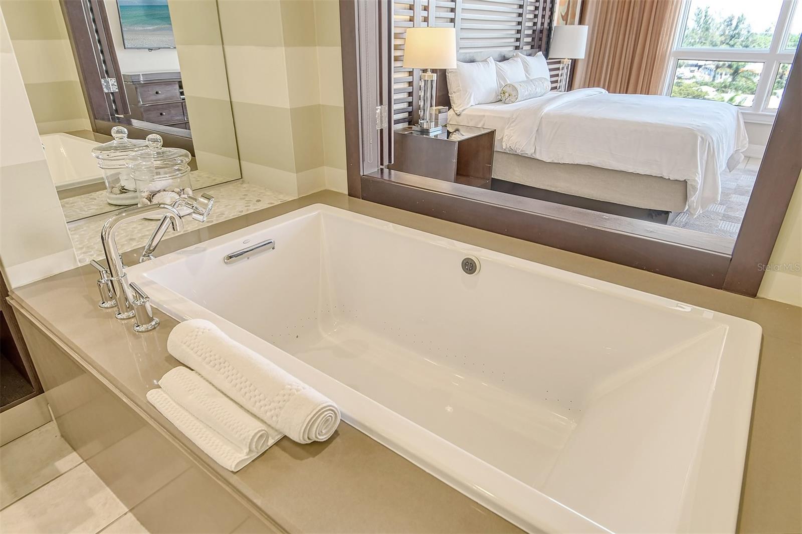 915 Seaside Dr #504, Weeks 6-7, Sarasota, FL 34242 — photo 25 of 52
