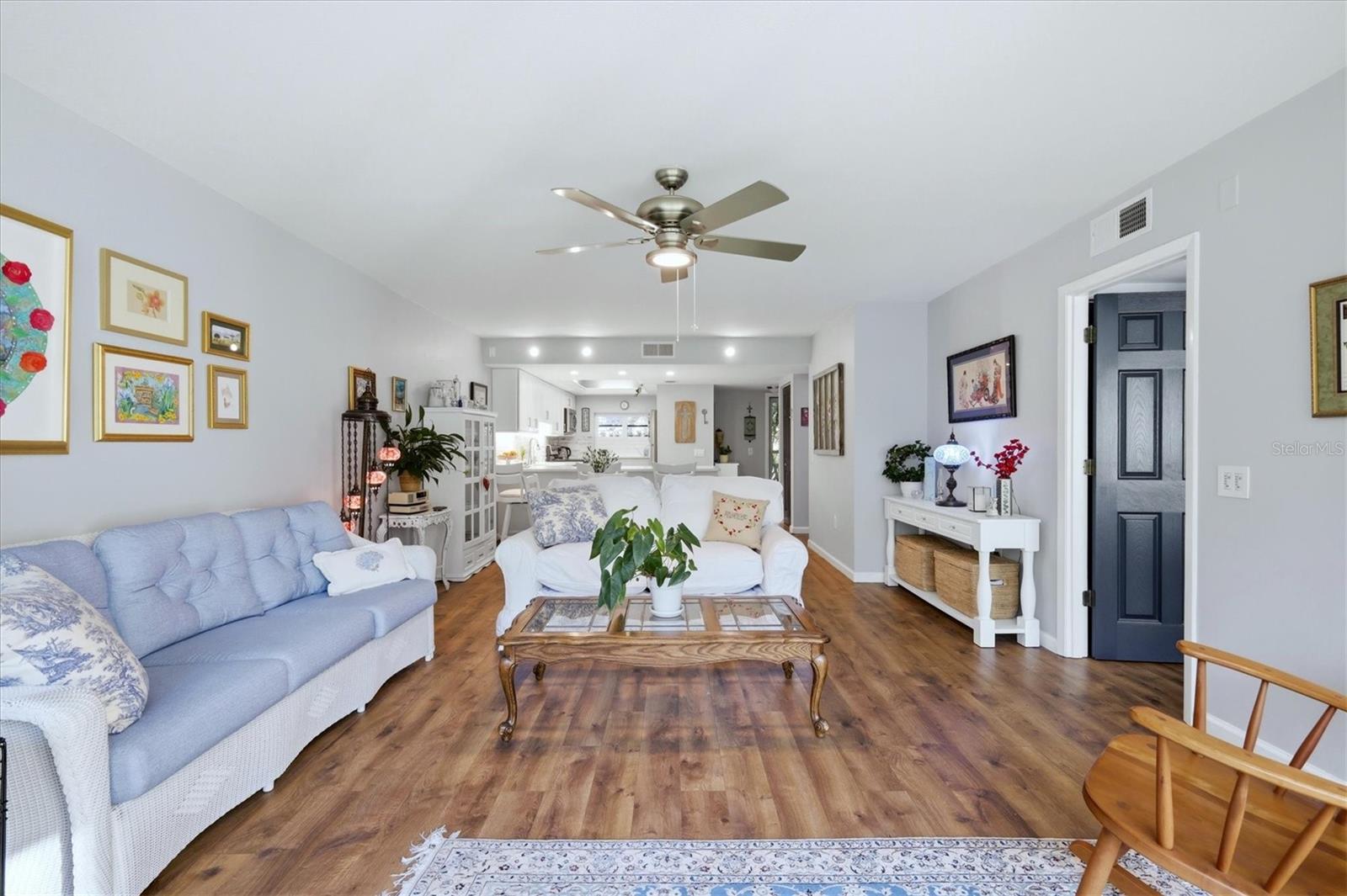 Open floorplan, kitchen/dining/living