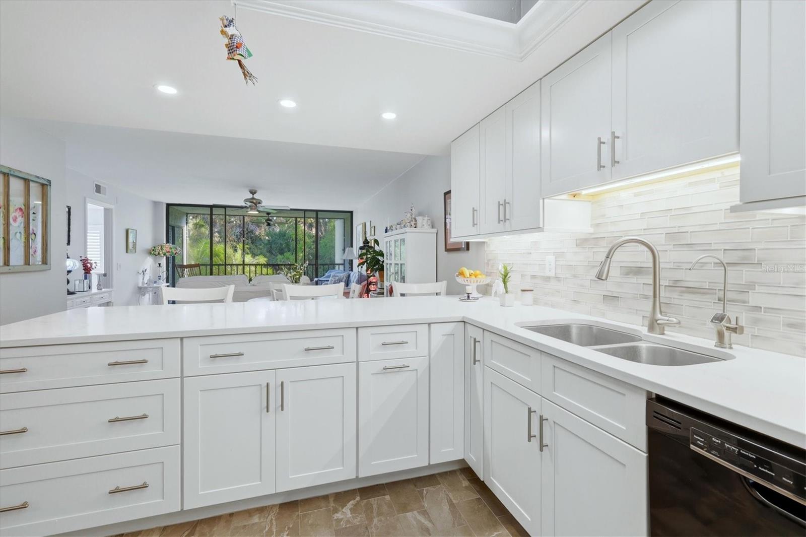 Large peninsula with ample storage