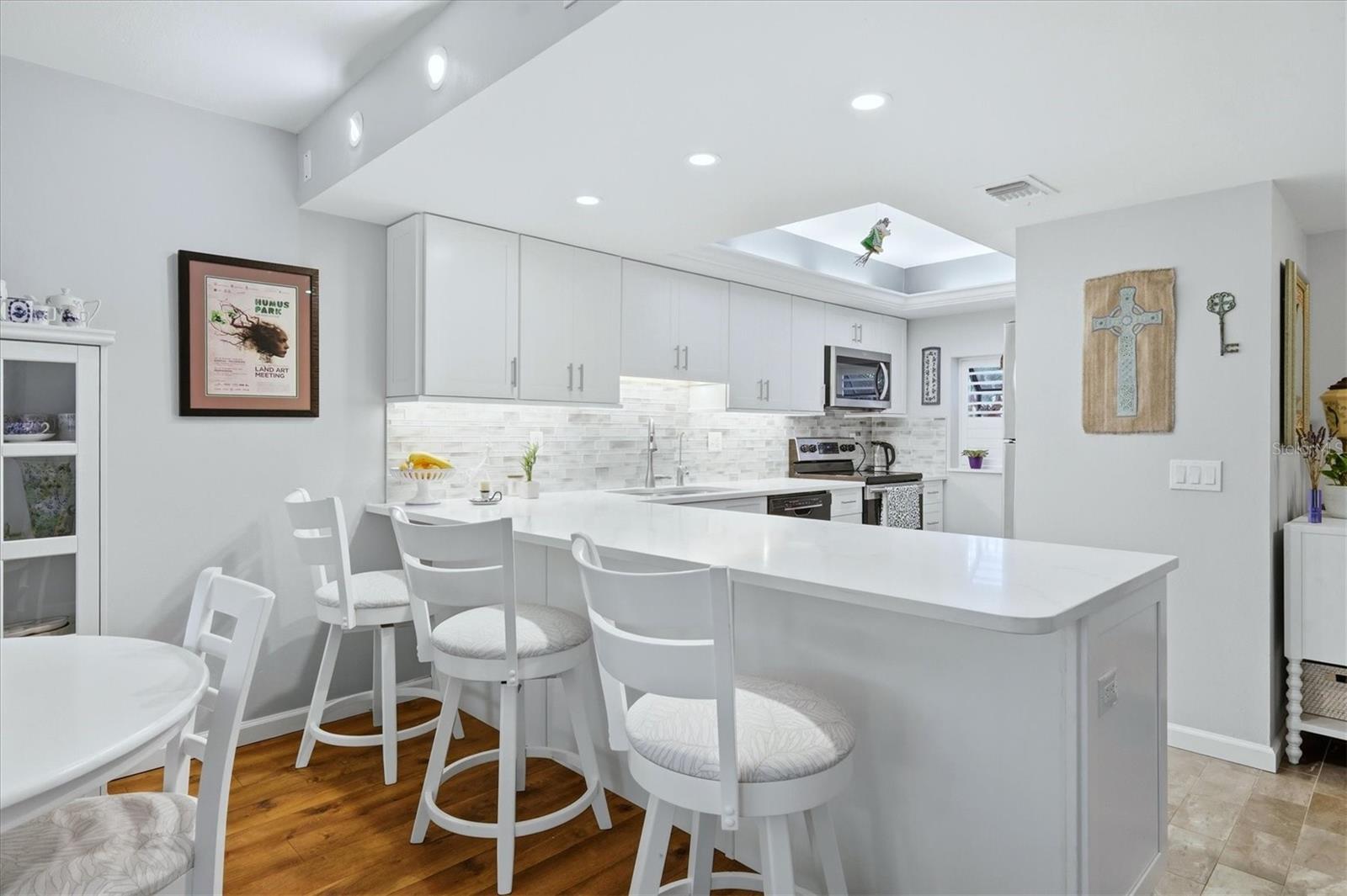 Large peninsula with ample seating