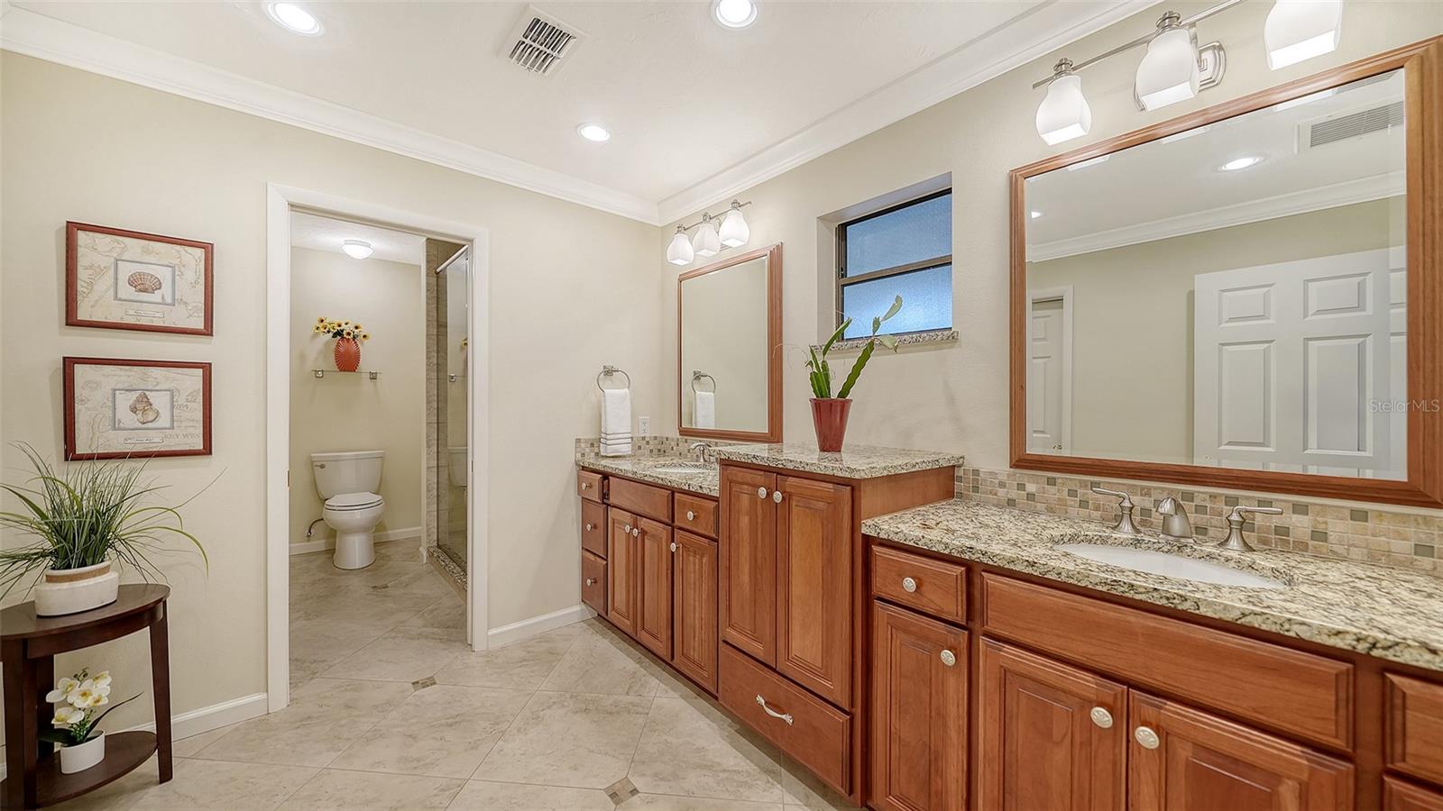 Double Vanity Enuite Primary Bathroom