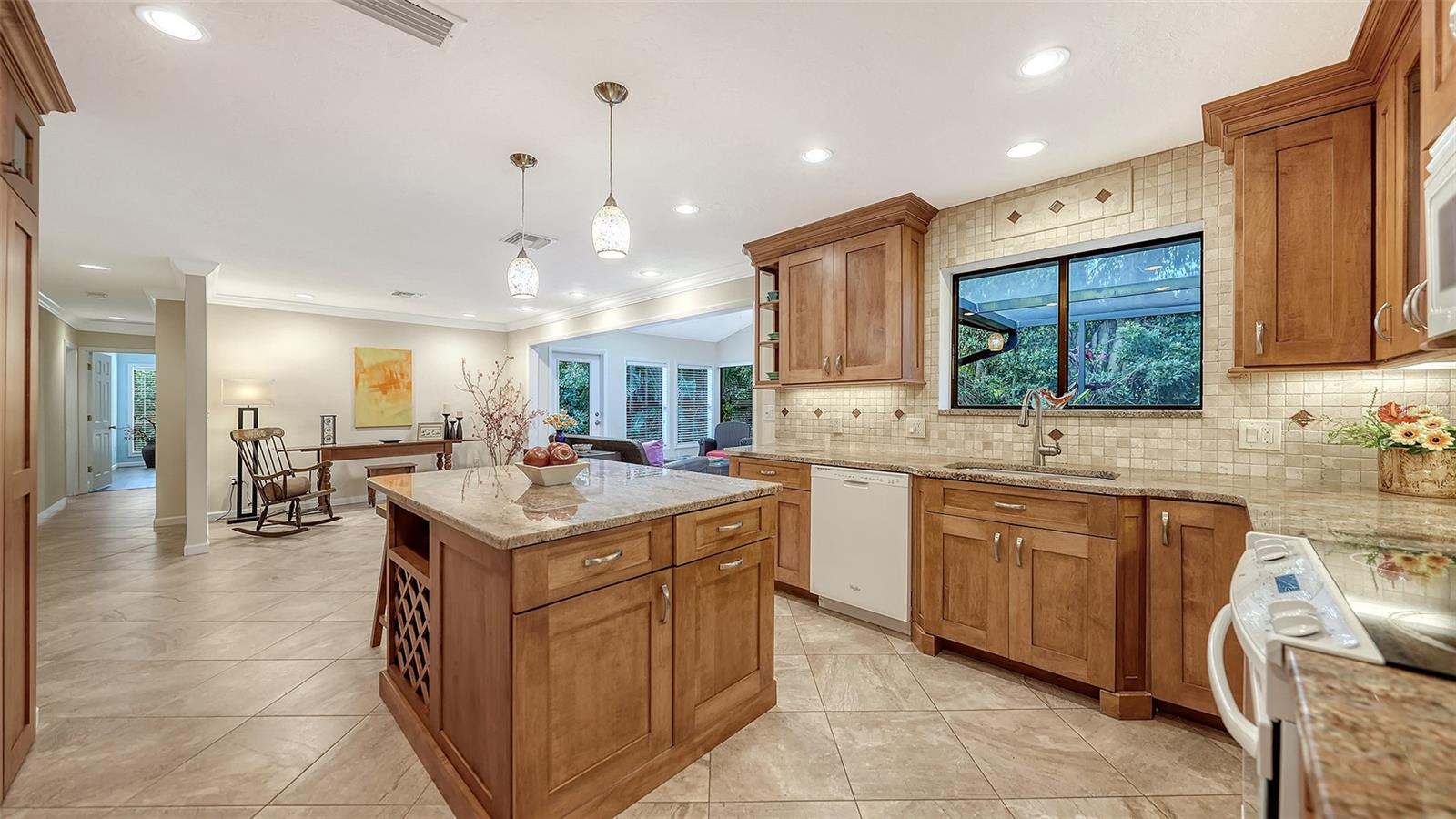 5345 Siesta Ct, Sarasota, FL 34242 — photo 9 of 41