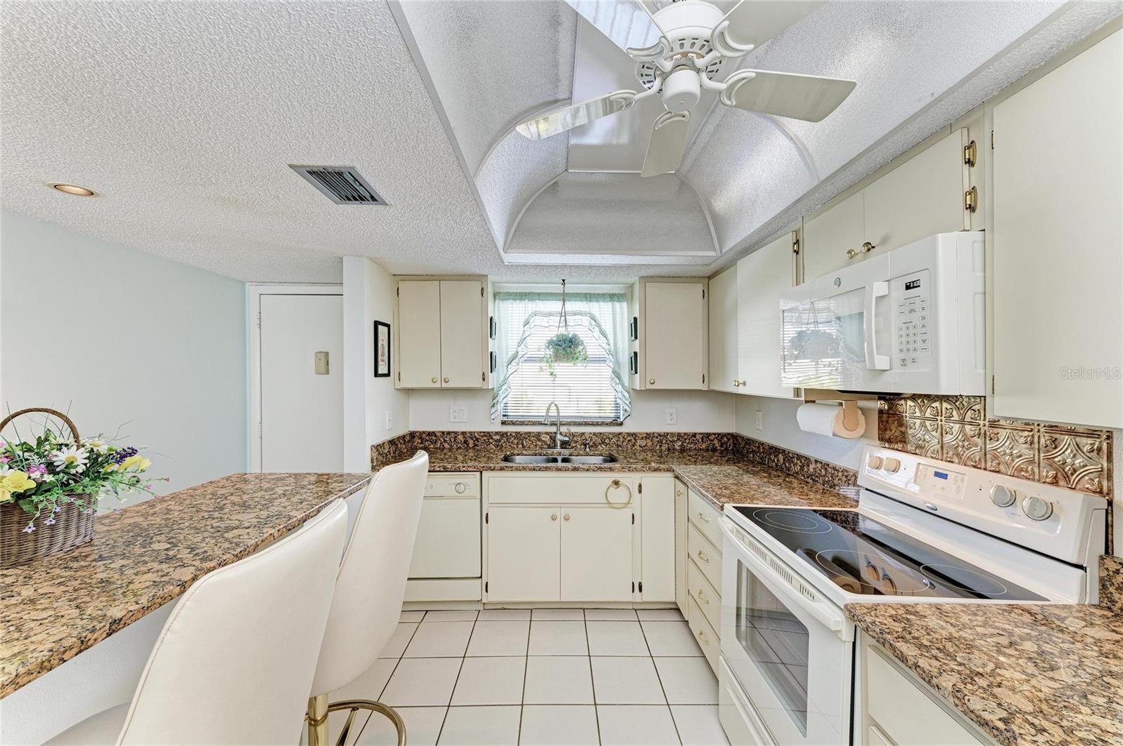 3983 Maceachen Blvd #424, Sarasota, FL 34233 — photo 15 of 40