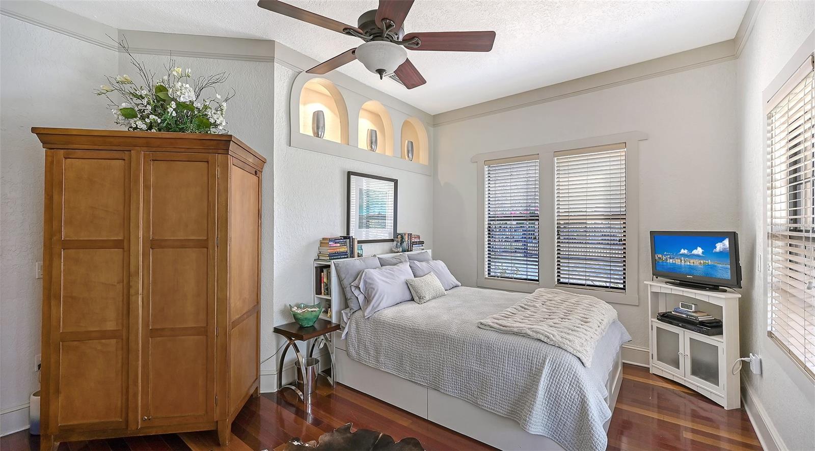 1563 4th St, Sarasota, FL 34236 — photo 6 of 63
