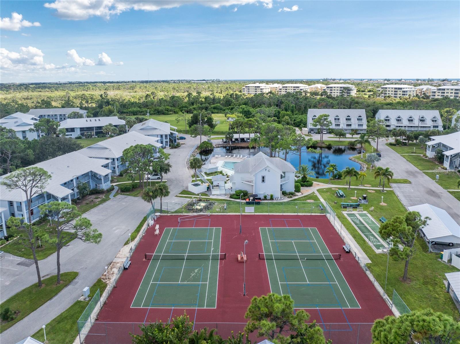 Tennis courts/pickleball