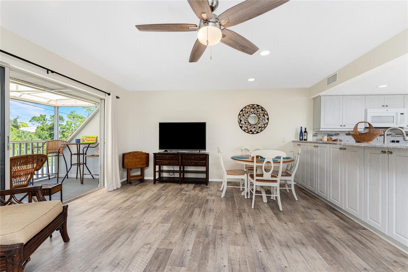 Sliding glass doors open to the front lanai/deck!