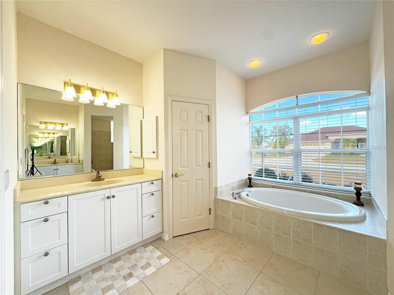 9011 Province St, Sarasota, FL 34240 — photo 14 of 42