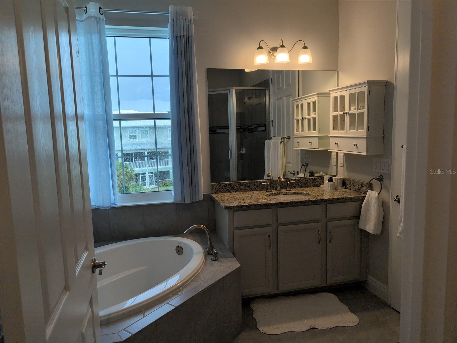 Mater 1 Tub & Vanity