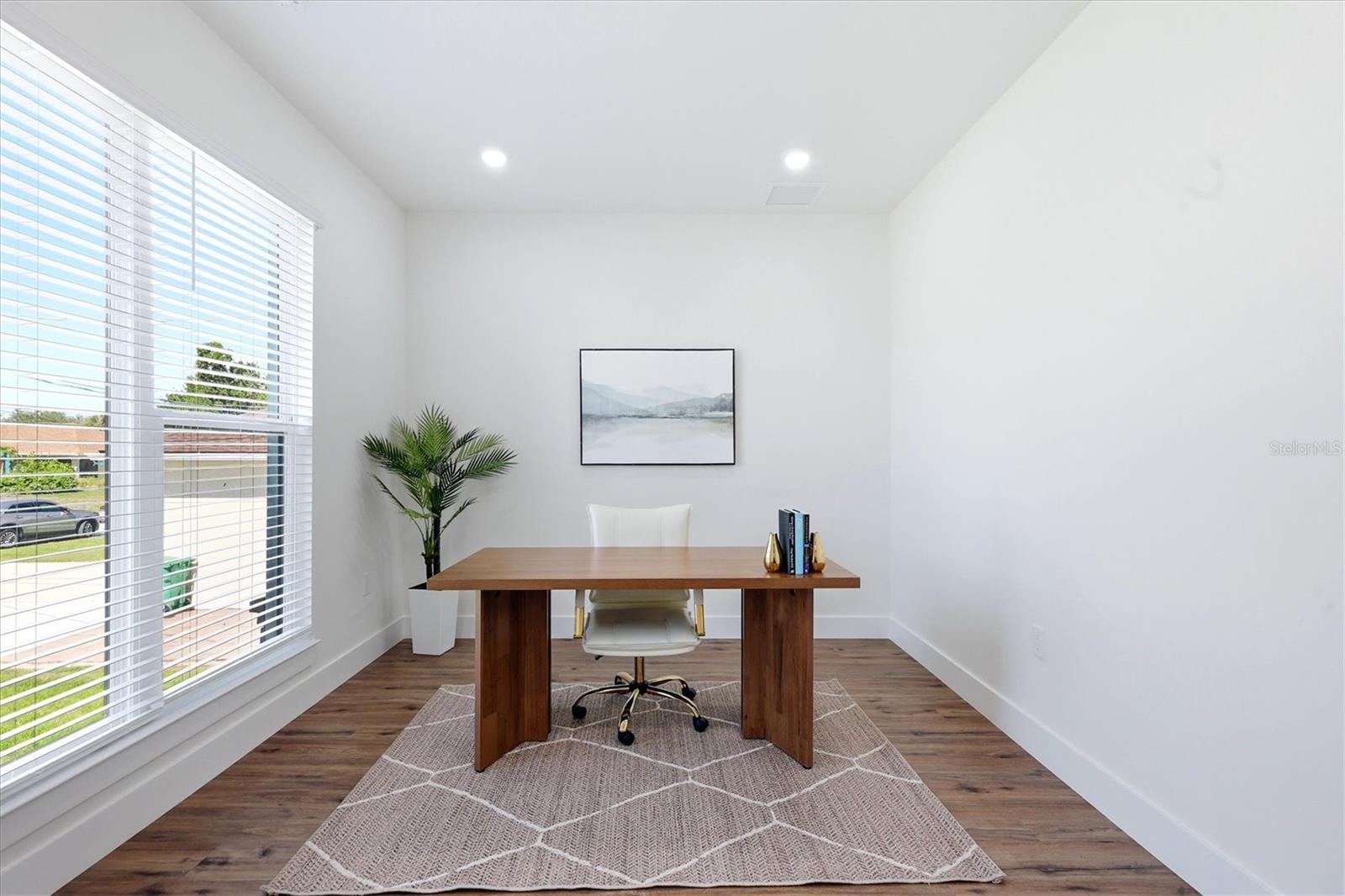 Flex room with a closet - can be a 5th bedroom