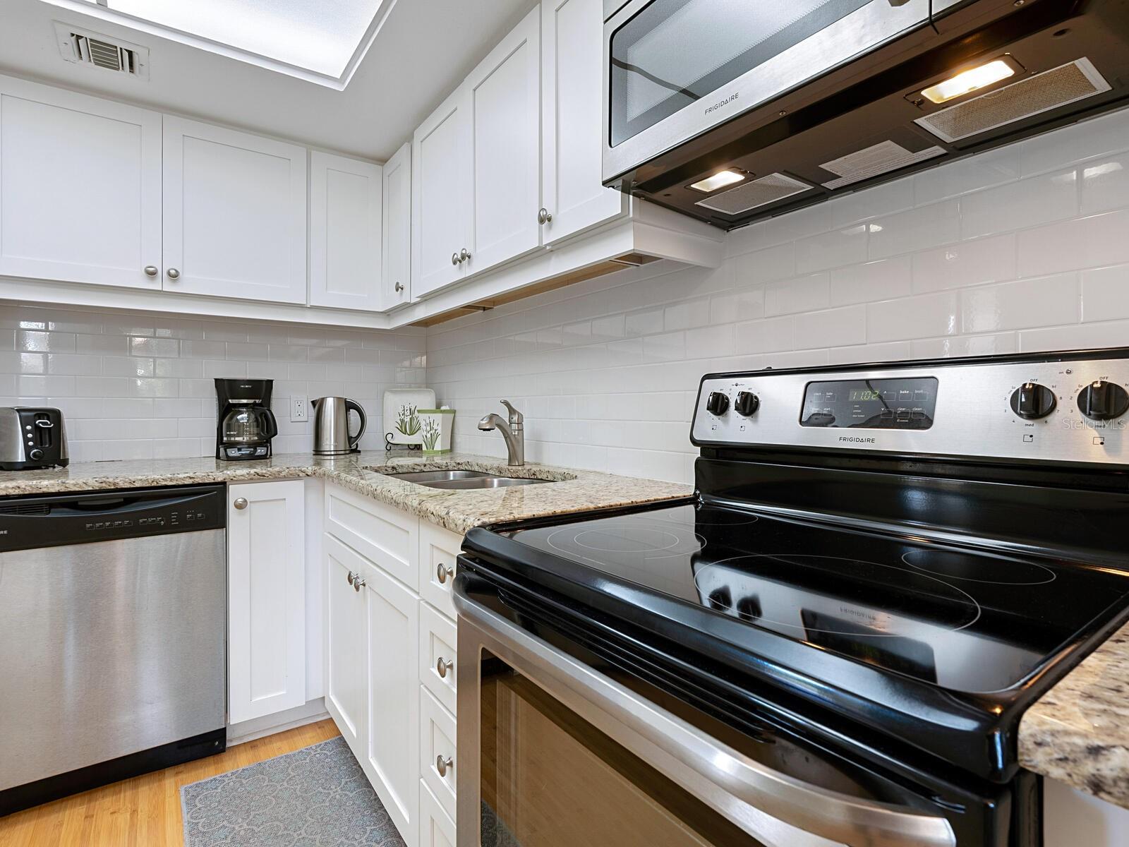 22 Sandy Cove Rd #apt 203, Sarasota, FL 34242 — photo 7 of 48
