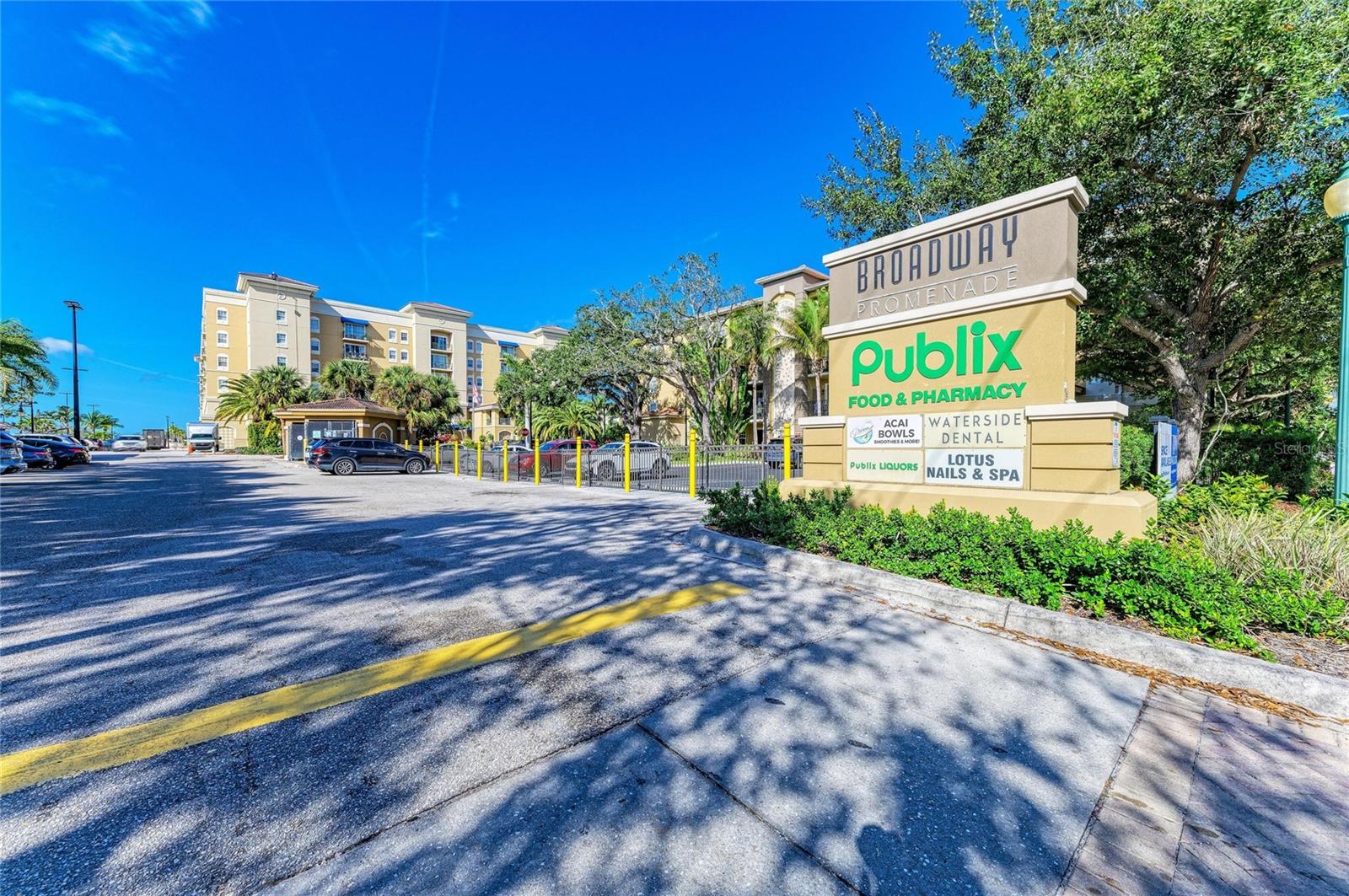 Publix & Other Stores A Stones Throw, Convenient!