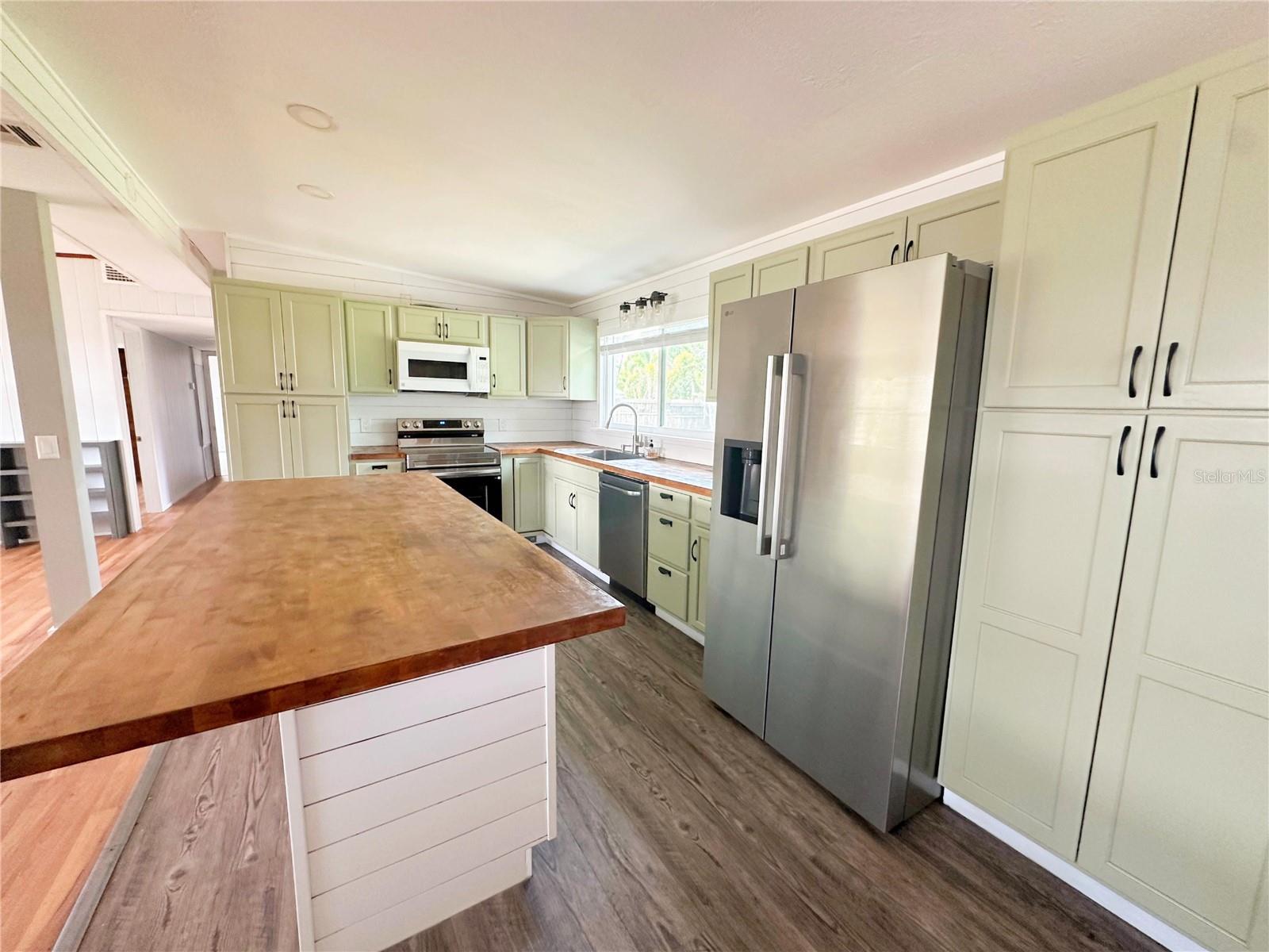 4722 Harris Ave, Sarasota, FL 34233 — photo 3 of 30