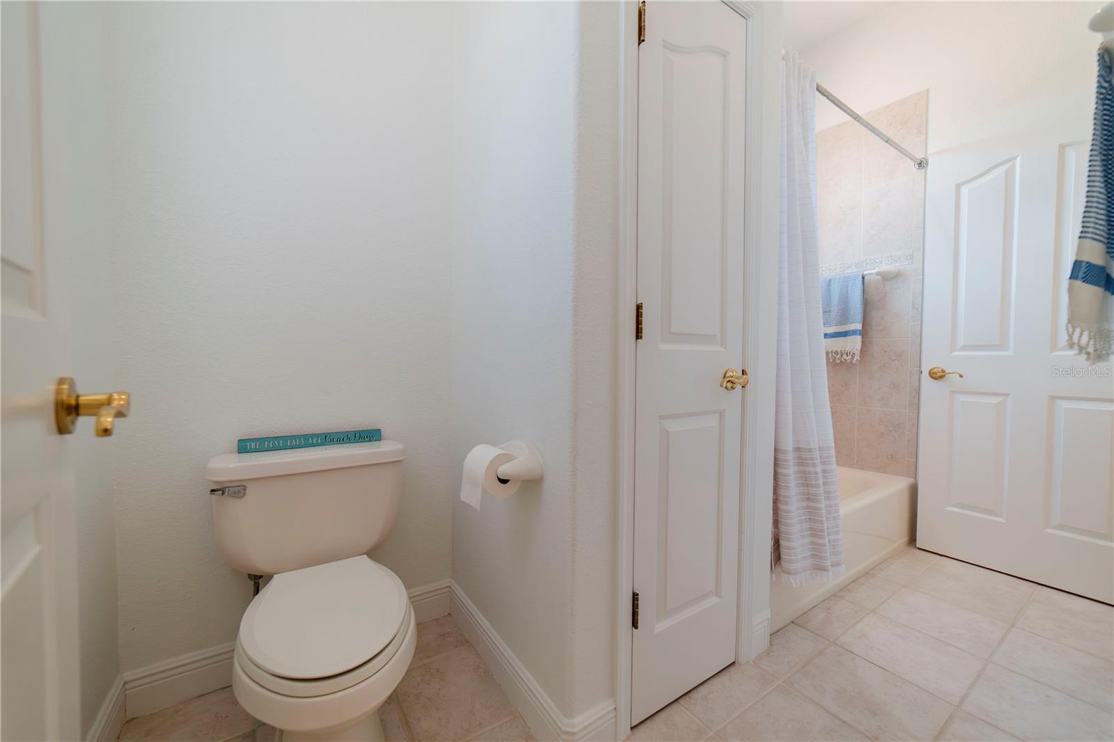Jack N Jill tub and toilet between bedrooms 2 and 3