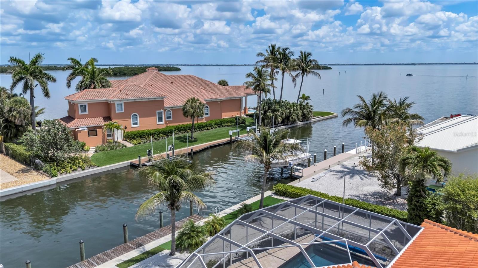 Views directly to the intracoastal.