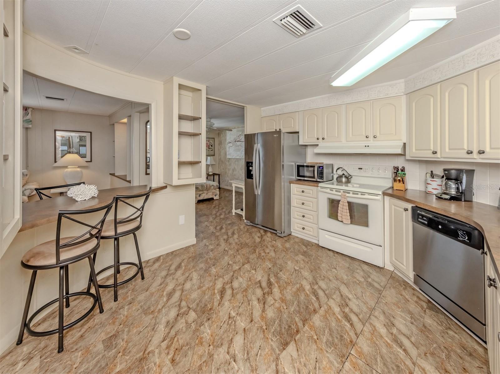 Breakfast bar, kitchen