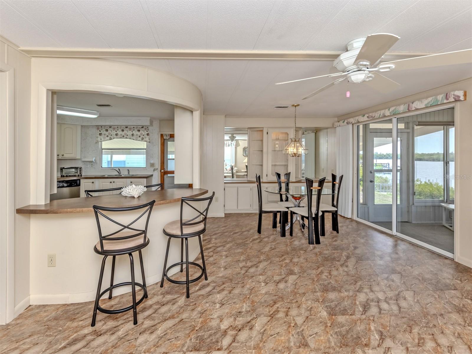 Breakfast bar, dining room