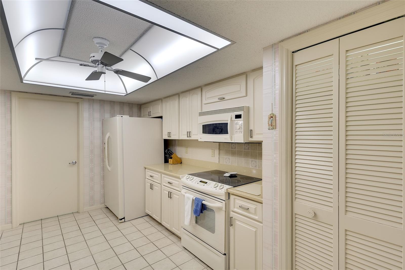 3825 Wilshire Cir #1, Sarasota, FL 34238 — photo 11 of 37