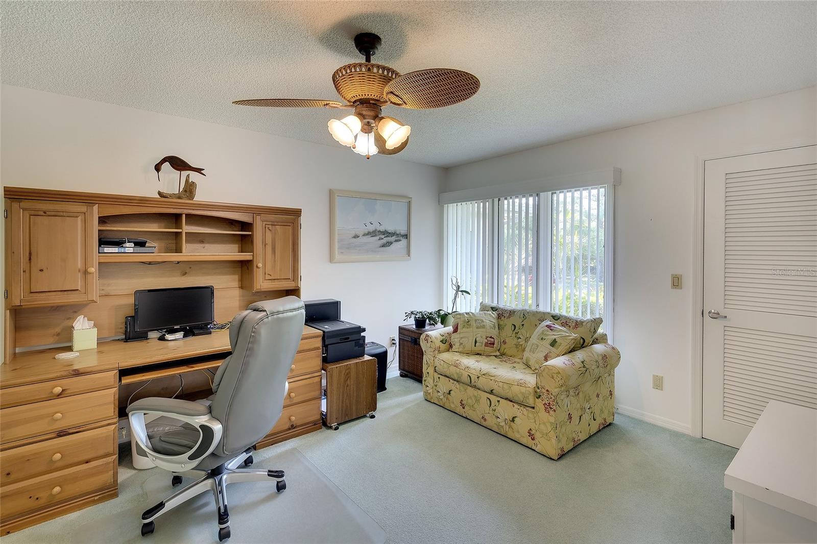 Great flex space for guests or office
