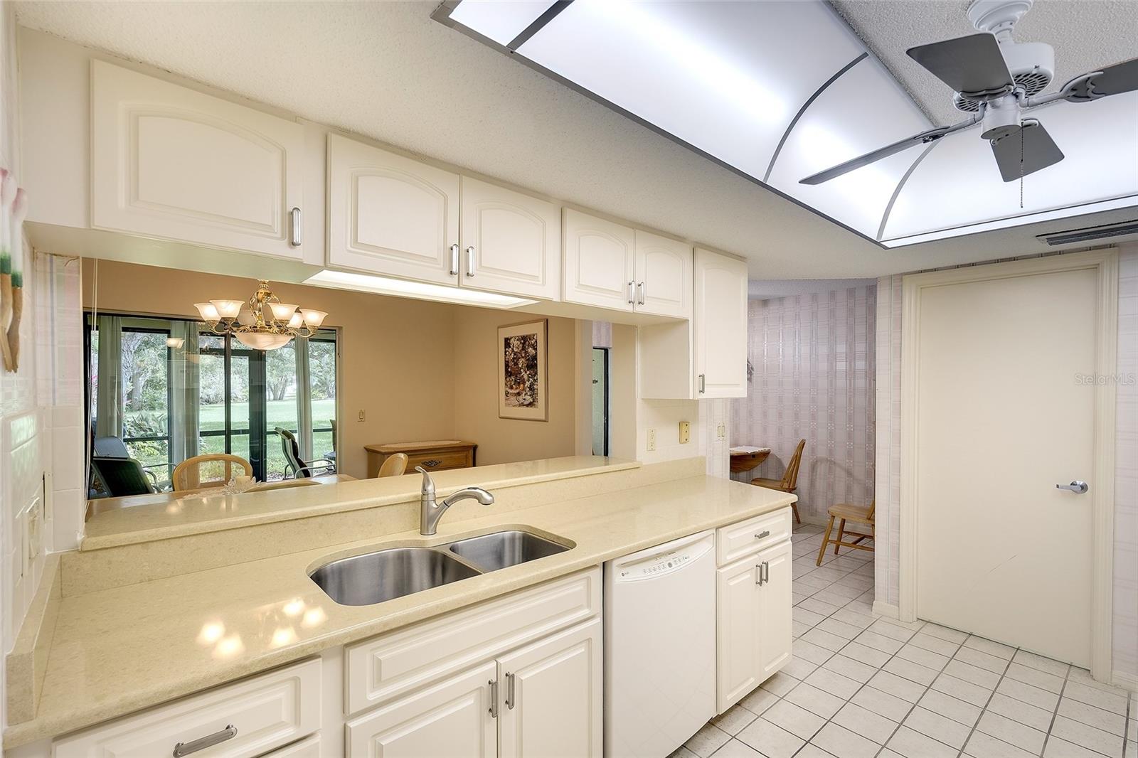 Quartz countertops, light and bright