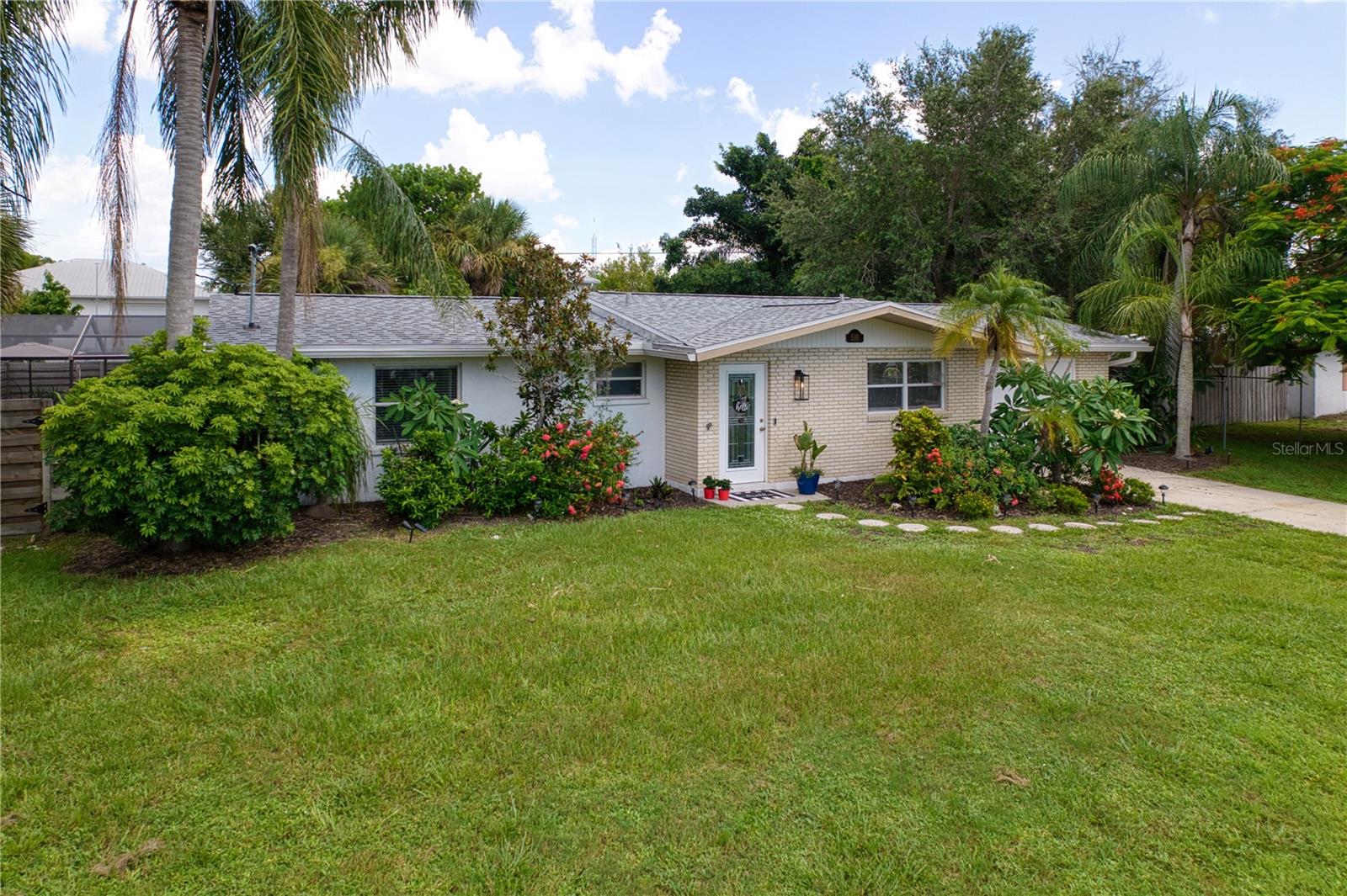 510 Dona Dr, Nokomis, FL 34275 — photo 2 of 32