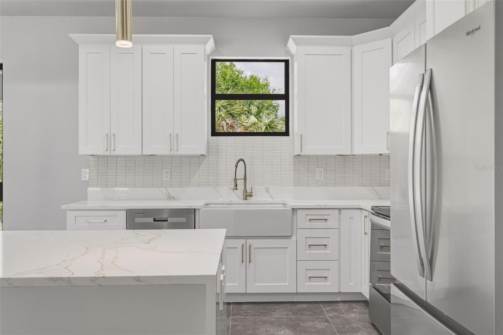 Gorgeous Kitchen with Large Wood Cabinets/Soft Close
