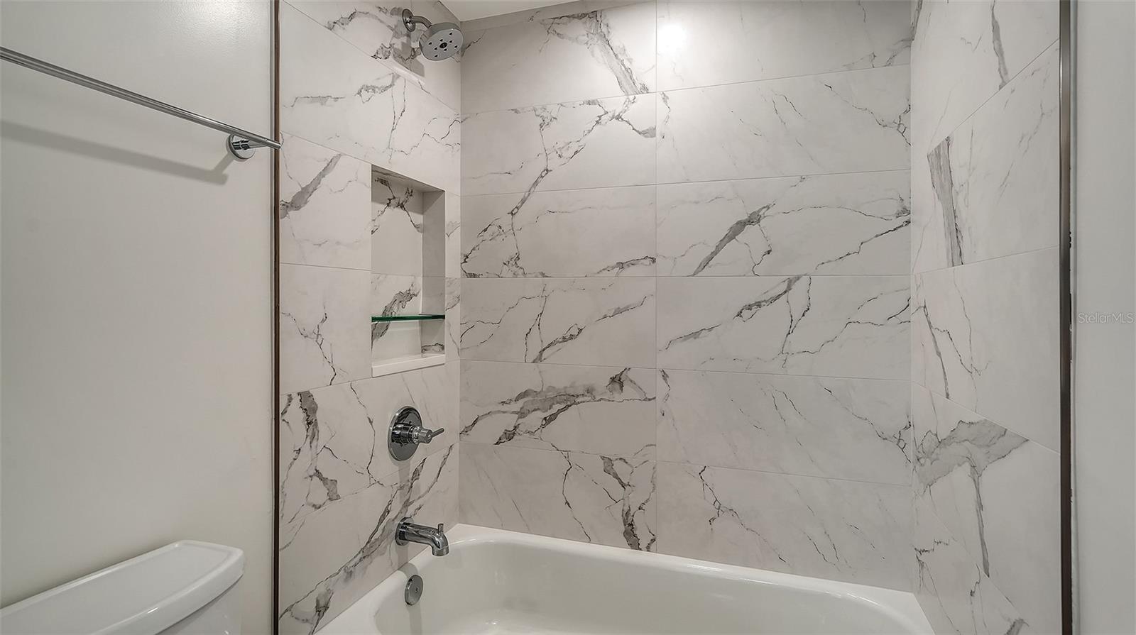 Second bedroom shower/tub