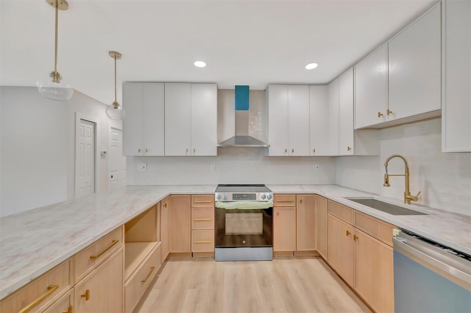 2705 Sunnyside St, Sarasota, FL 34239 — photo 7 of 28
